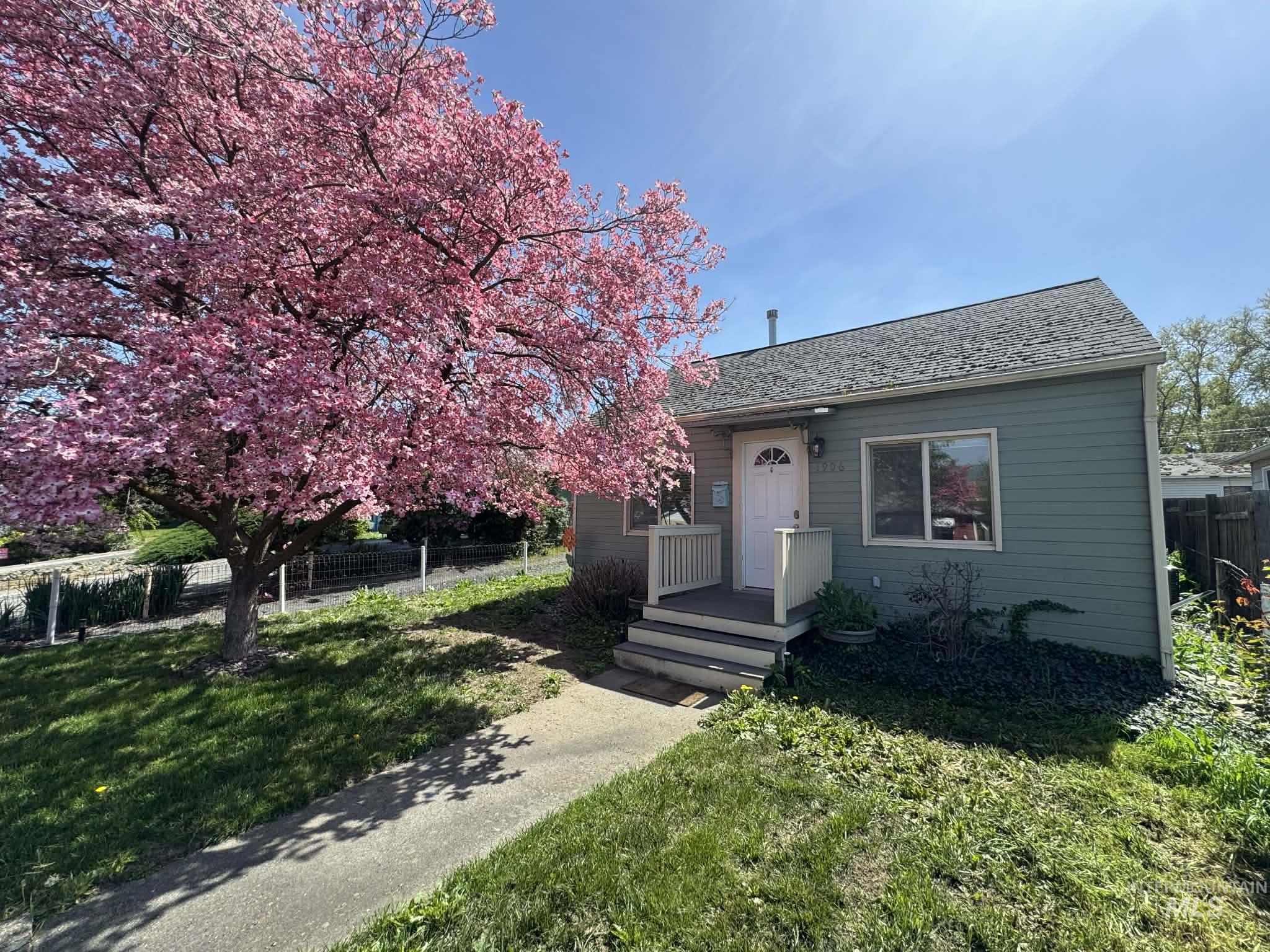 1906 15th Ave, Lewiston, Idaho 83501, 2 Bedrooms, 1.5 Bathrooms, Residential For Sale, Price $365,000,MLS 98977085