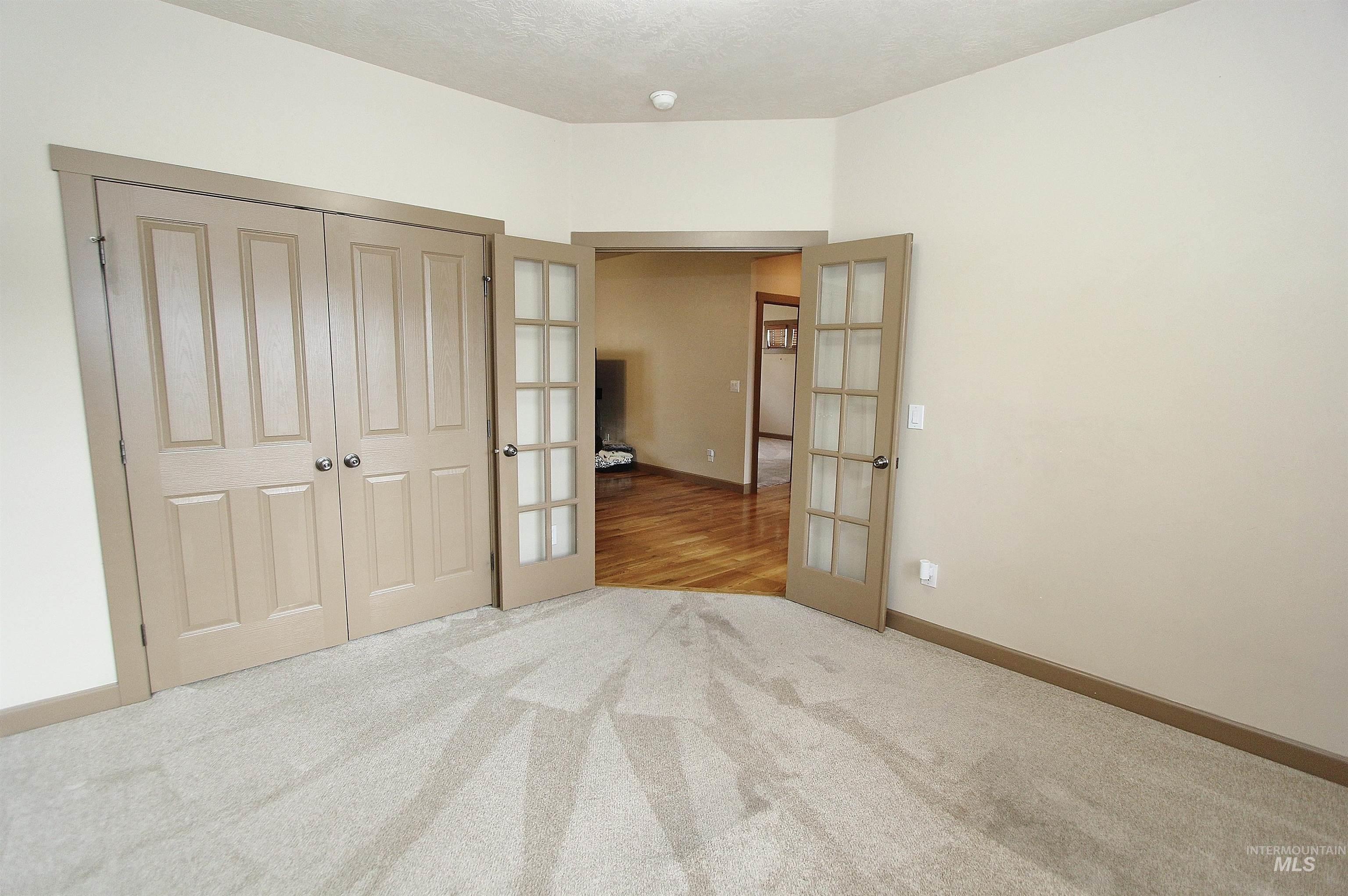 1038 W Yosemite Dr, Meridian, Idaho 83646, 5 Bedrooms, 3 Bathrooms, Residential For Sale, Price $619,000,MLS 98977096