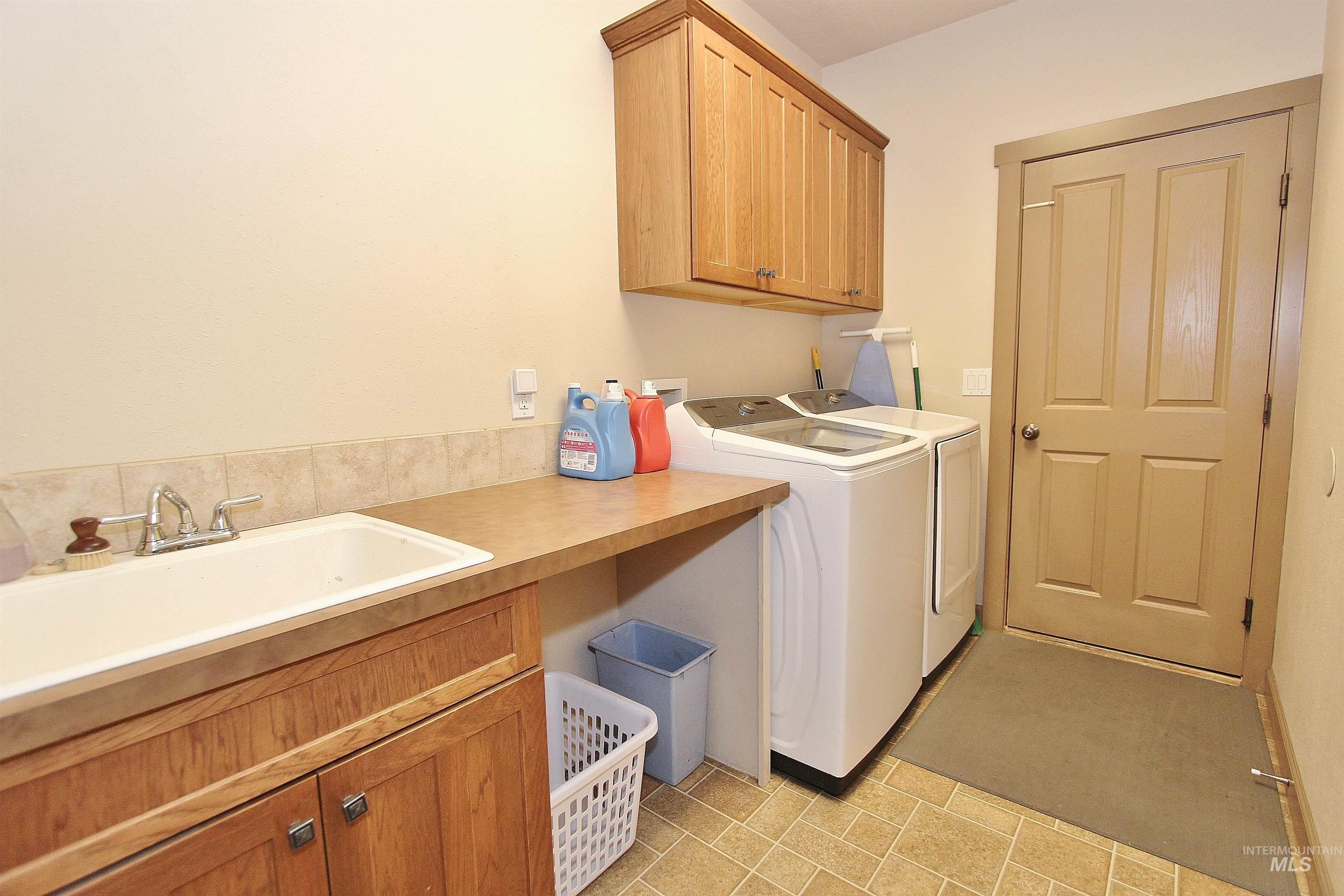 1038 W Yosemite Dr, Meridian, Idaho 83646, 5 Bedrooms, 3 Bathrooms, Residential For Sale, Price $619,000,MLS 98977096