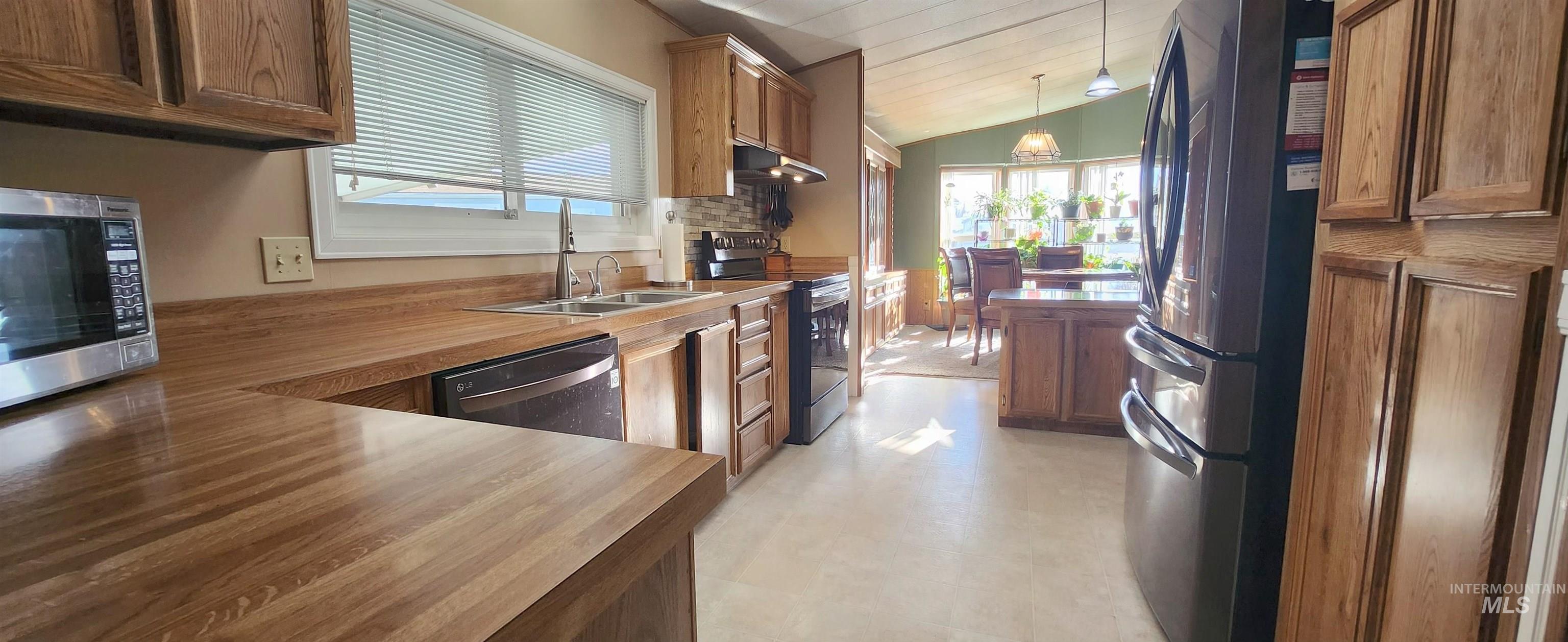 2392 N Patricia Ln, Boise, Idaho 83704, 2 Bedrooms, 2 Bathrooms, Residential For Sale, Price $129,999,MLS 98977105