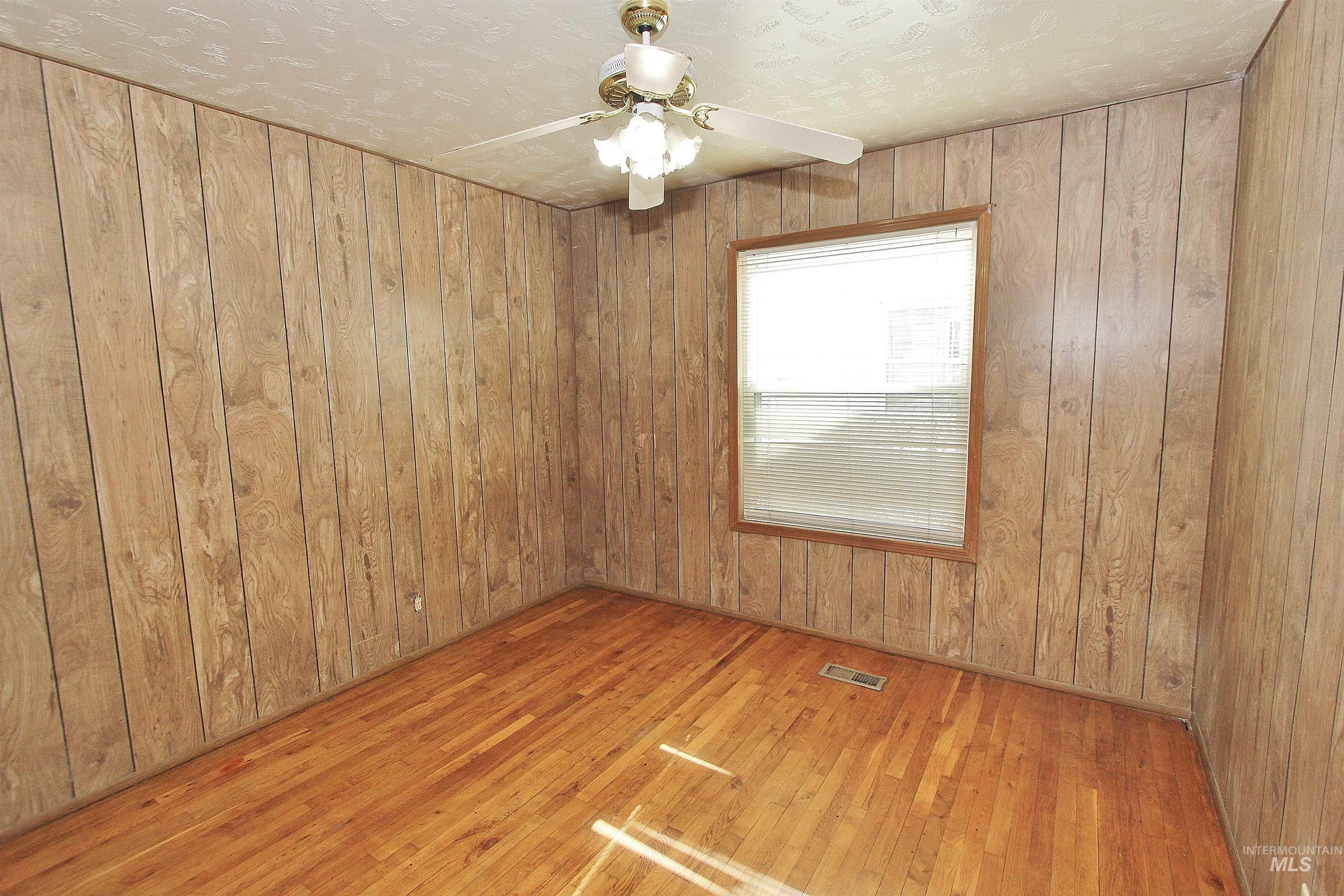 303 S Cleveland St, Boise, Idaho 83705, 5 Bedrooms, 1 Bathroom, Residential For Sale, Price $399,900,MLS 98977113