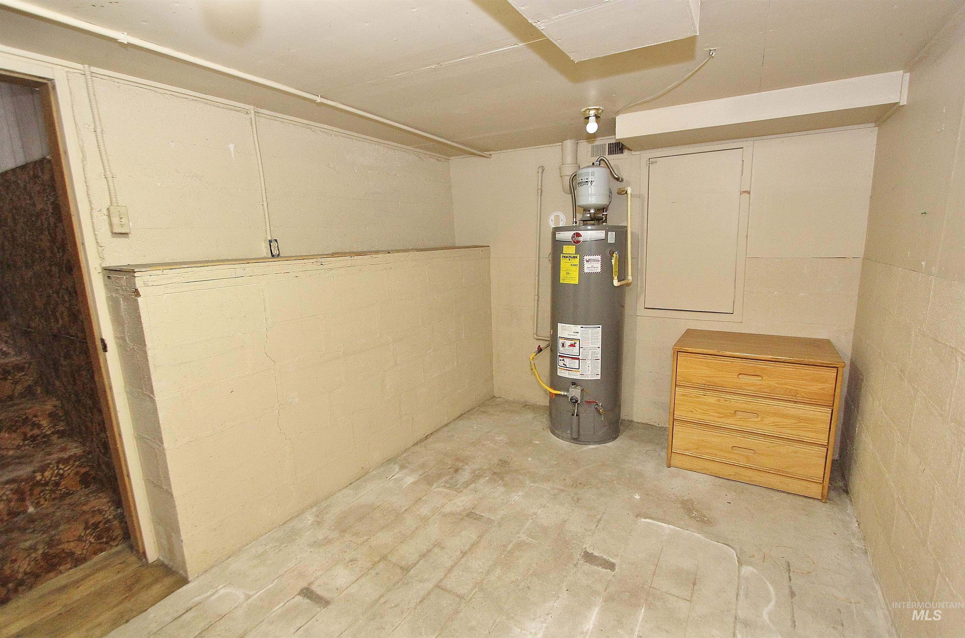 303 S Cleveland St, Boise, Idaho 83705, 5 Bedrooms, 1 Bathroom, Residential For Sale, Price $399,900,MLS 98977113