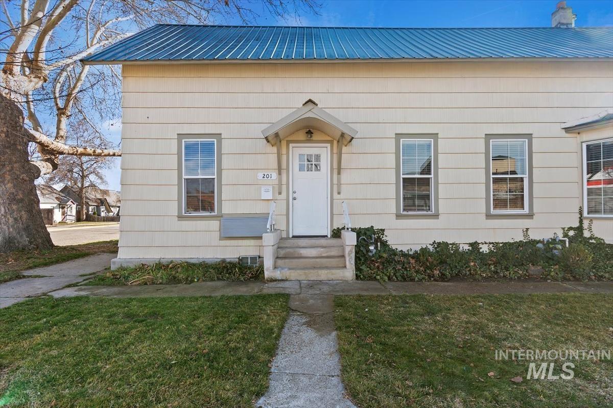 201 W 1st Street, Emmett, Idaho 83617, 2 Bedrooms, 1 Bathroom, Residential Income For Sale, Price $484,900,MLS 98977115