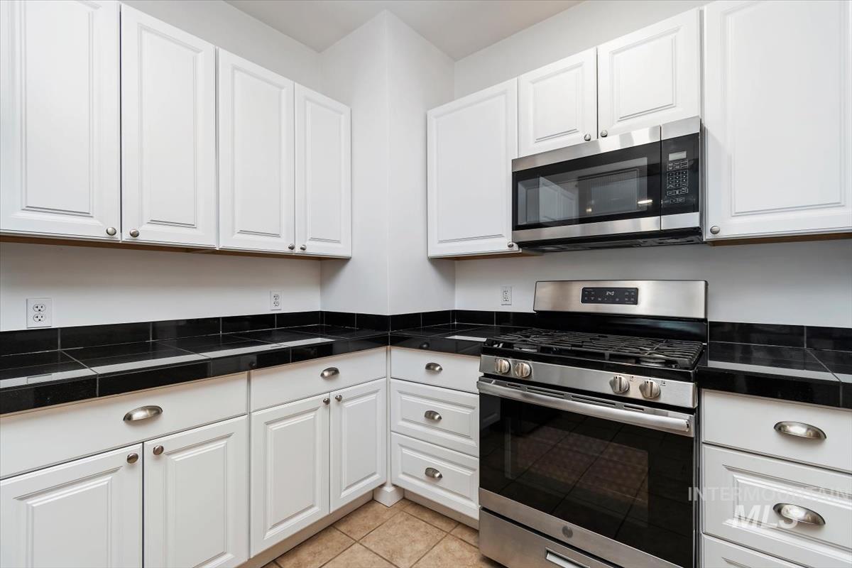 201 W 1st Street, Emmett, Idaho 83617, 2 Bedrooms, 1 Bathroom, Residential Income For Sale, Price $484,900,MLS 98977115