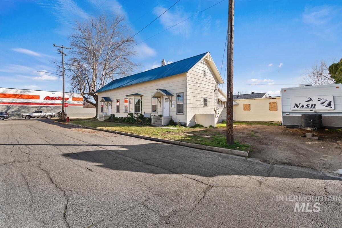 201 W 1st Street, Emmett, Idaho 83617, 2 Bedrooms, 1 Bathroom, Residential Income For Sale, Price $484,900,MLS 98977115