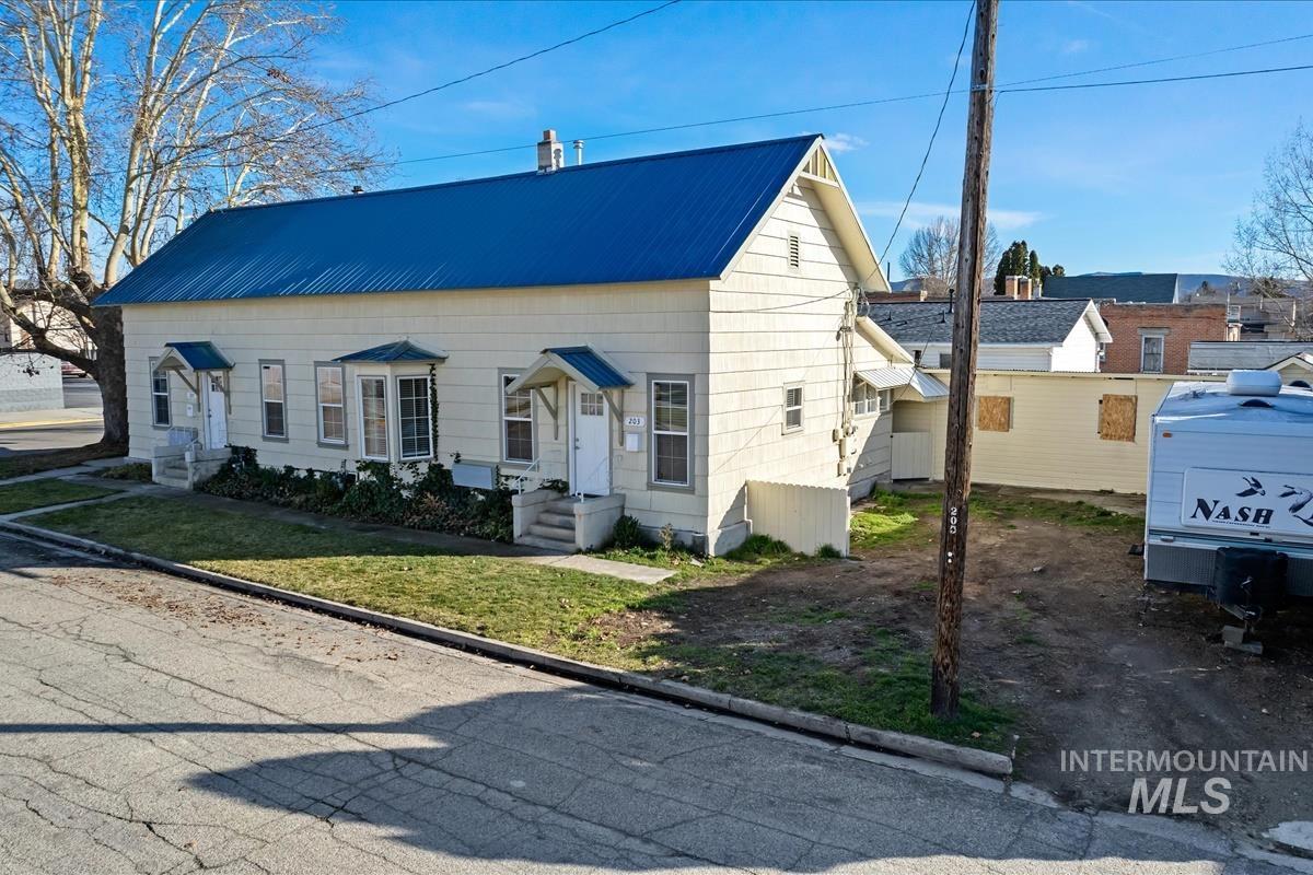 201 W 1st Street, Emmett, Idaho 83617, 2 Bedrooms, 1 Bathroom, Residential Income For Sale, Price $484,900,MLS 98977115