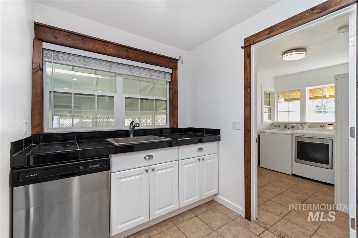 201 W 1st Street, Emmett, Idaho 83617, 2 Bedrooms, 1 Bathroom, Residential Income For Sale, Price $484,900,MLS 98977115