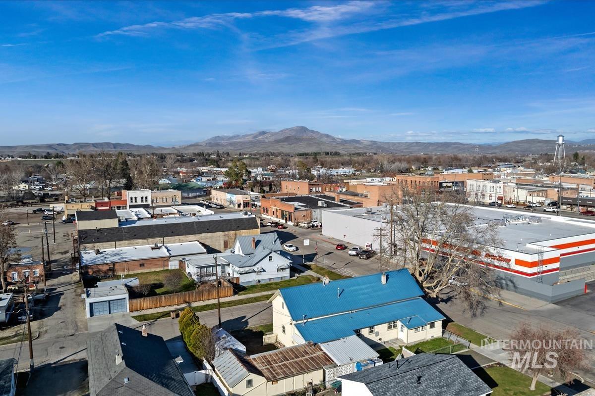 201 W 1st Street, Emmett, Idaho 83617, 2 Bedrooms, 1 Bathroom, Residential Income For Sale, Price $484,900,MLS 98977115