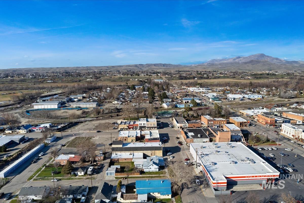 201 W 1st Street, Emmett, Idaho 83617, 2 Bedrooms, 1 Bathroom, Residential Income For Sale, Price $484,900,MLS 98977115