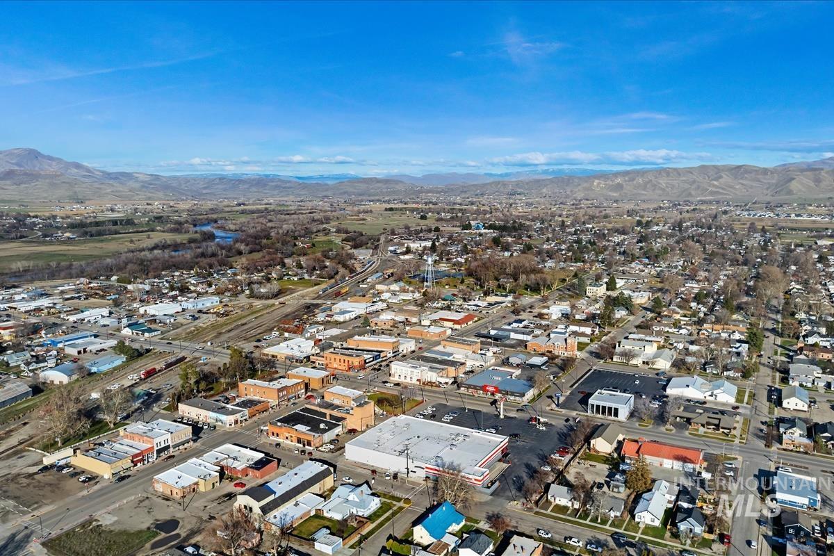 201 W 1st Street, Emmett, Idaho 83617, 2 Bedrooms, 1 Bathroom, Residential Income For Sale, Price $484,900,MLS 98977115