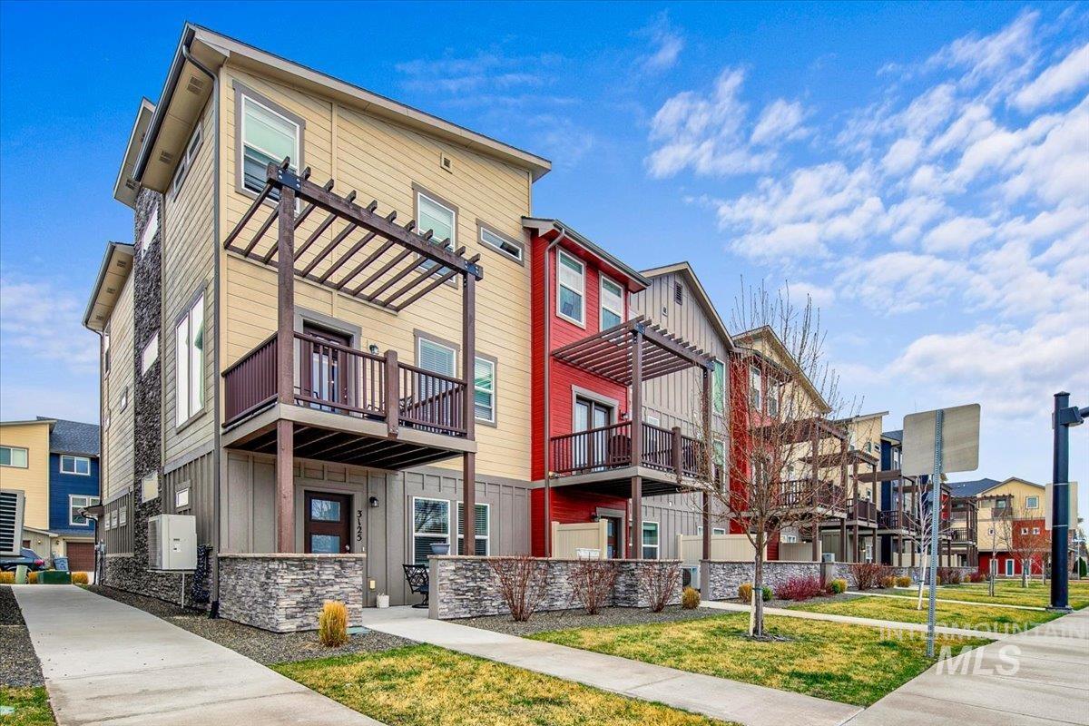 3125 N Network Ln, Boise, Idaho 83704, 4 Bedrooms, 3.5 Bathrooms, Residential For Sale, Price $459,900,MLS 98977118