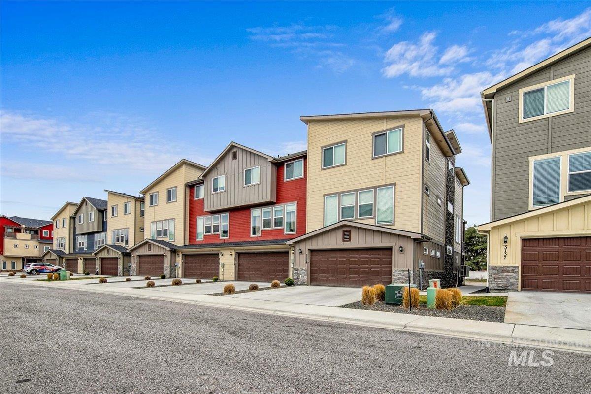 3125 N Network Ln, Boise, Idaho 83704, 4 Bedrooms, 3.5 Bathrooms, Residential For Sale, Price $459,900,MLS 98977118