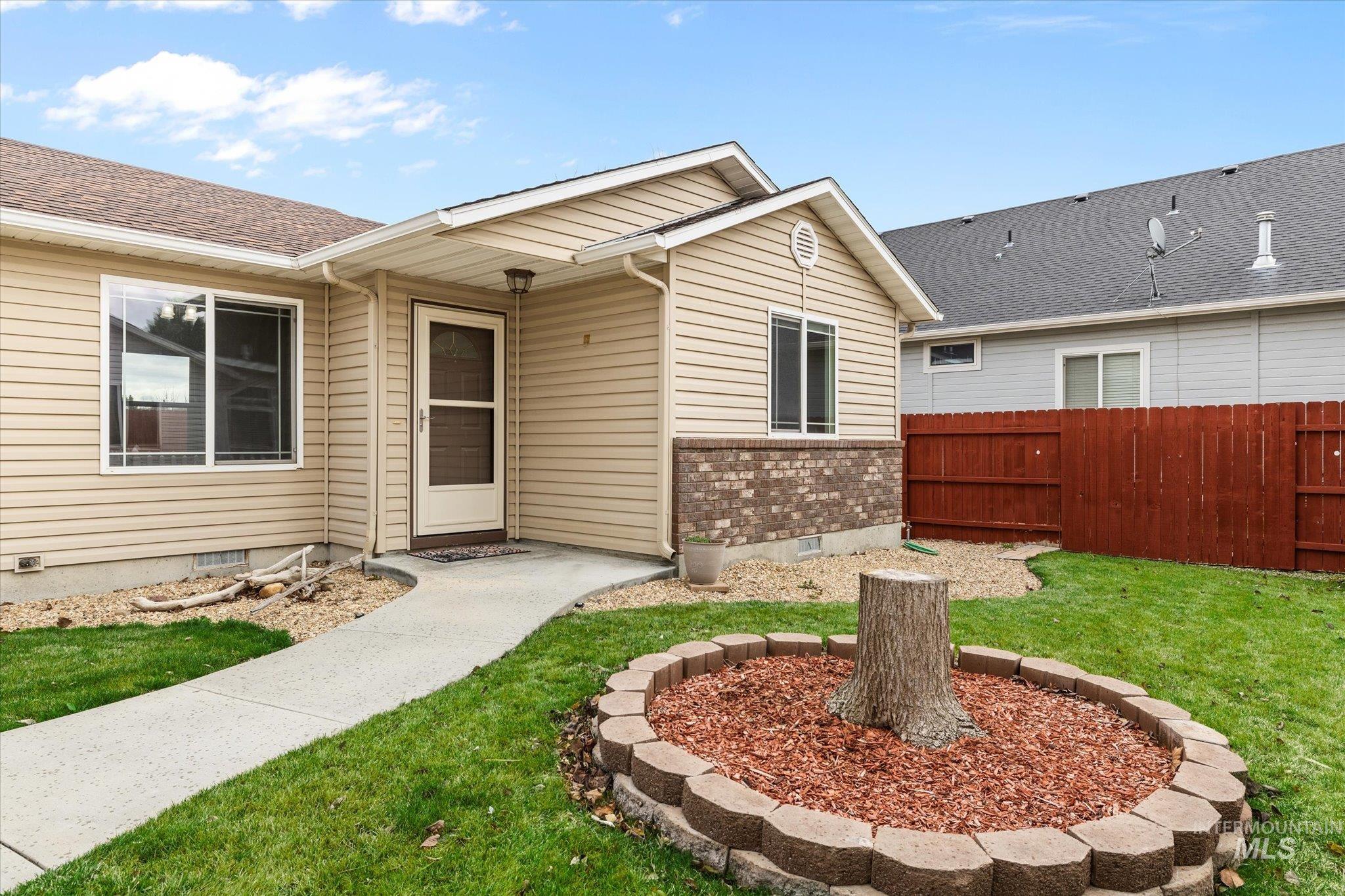 338 W Birmingham Drive, Nampa, Idaho 83651, 2 Bedrooms, 1 Bathroom, Residential For Sale, Price $274,900,MLS 98977123
