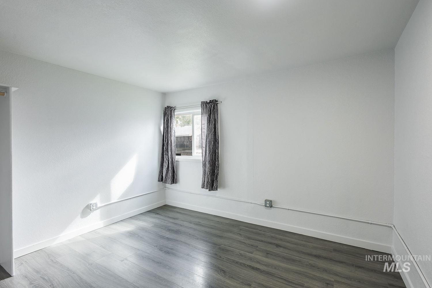 420 S 1st Ave, Caldwell, Idaho 83605, 2 Bedrooms, 1 Bathroom, Residential Income For Sale, Price $380,000,MLS 98977127