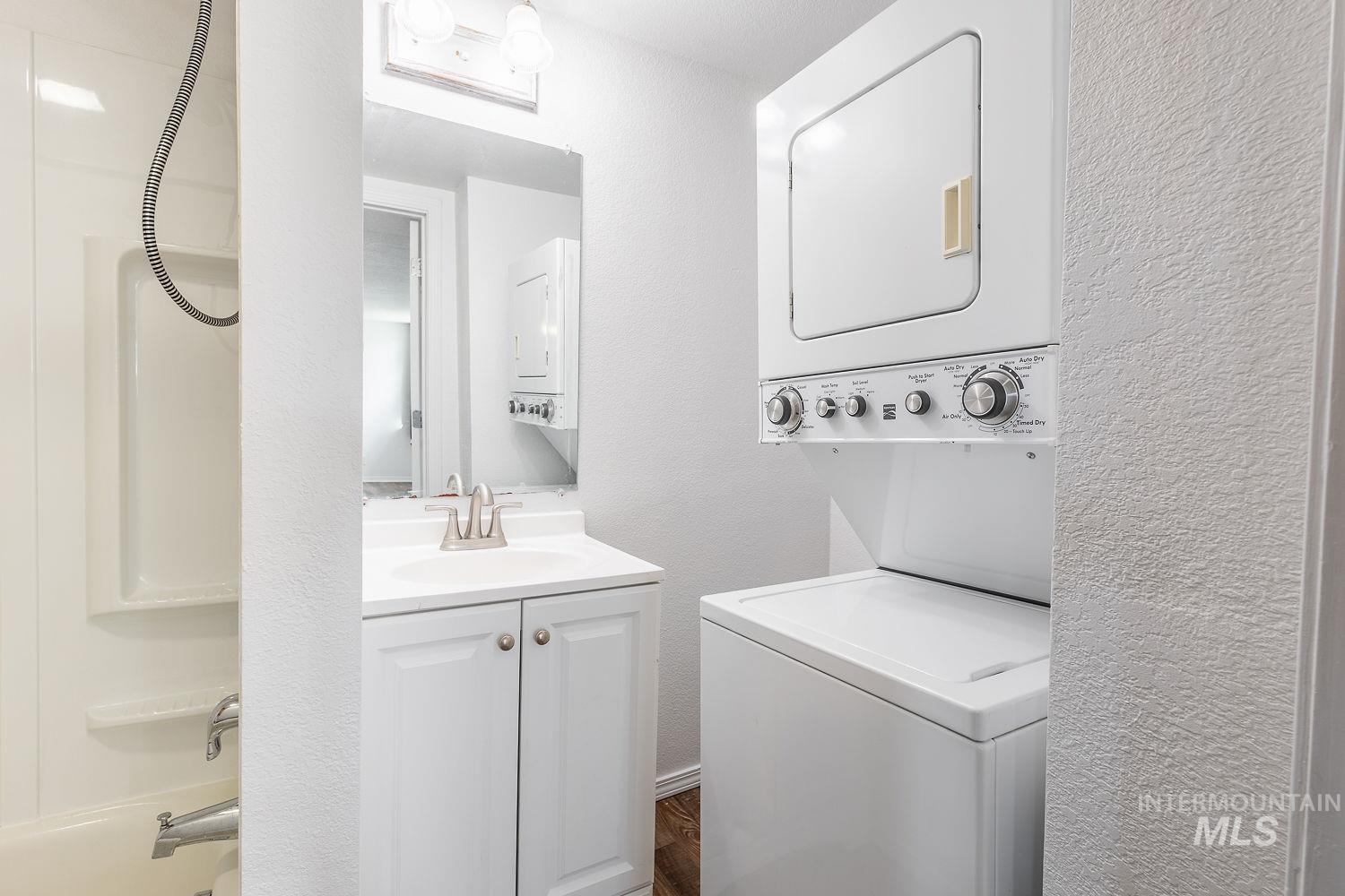 420 S 1st Ave, Caldwell, Idaho 83605, 2 Bedrooms, 1 Bathroom, Residential Income For Sale, Price $380,000,MLS 98977127