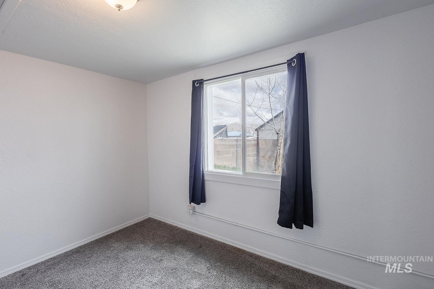 420 S 1st Ave, Caldwell, Idaho 83605, 2 Bedrooms, 1 Bathroom, Residential Income For Sale, Price $380,000,MLS 98977127