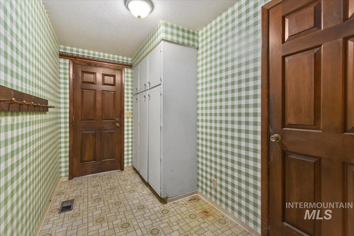 4820 W Hill Rd, Boise, Idaho 83703, 6 Bedrooms, 4 Bathrooms, Residential For Sale, Price $799,900,MLS 98977141