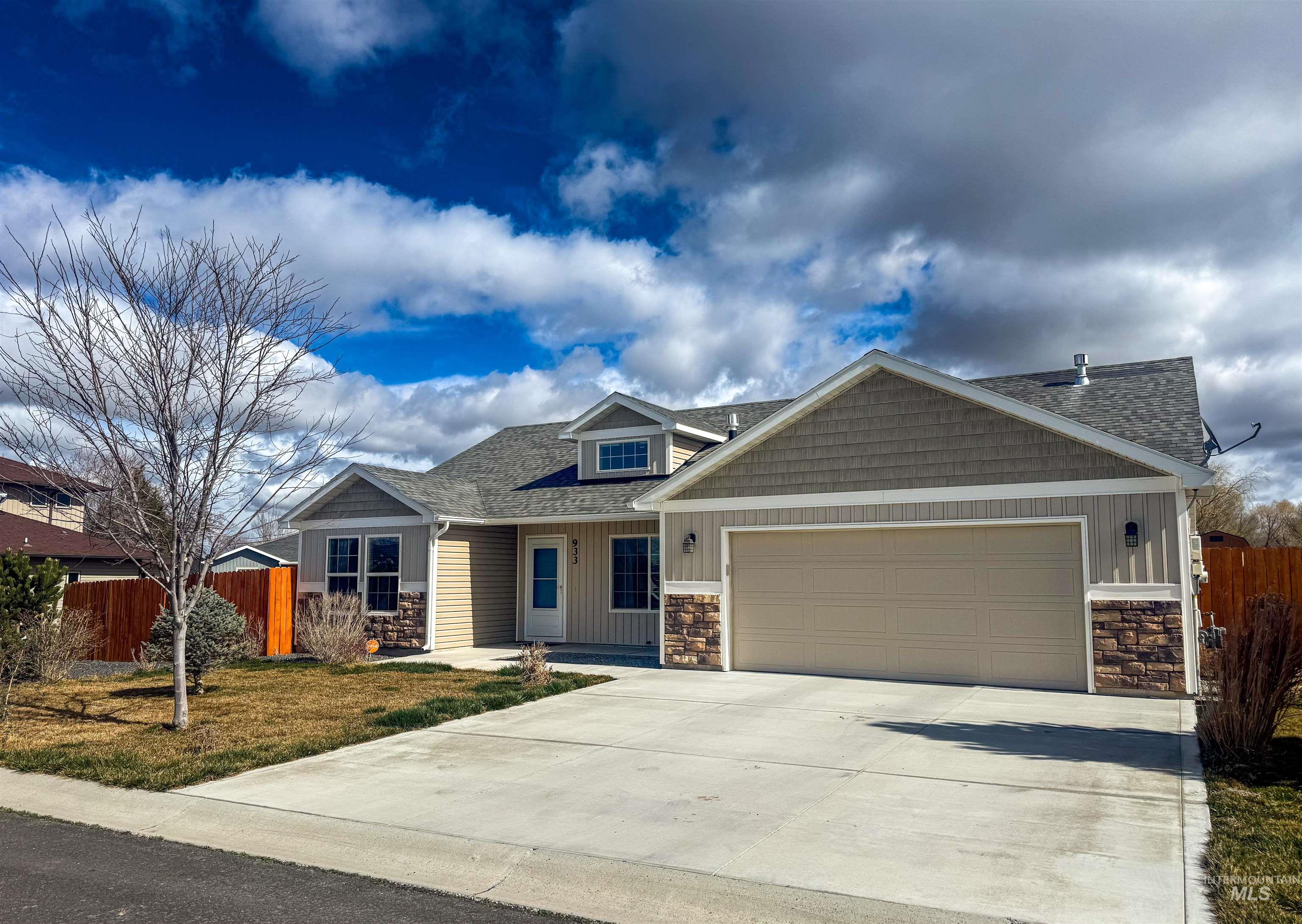 933 Applewood Dr, Buhl, Idaho 83316, 4 Bedrooms, 2 Bathrooms, Residential For Sale, Price $375,000,MLS 98977164