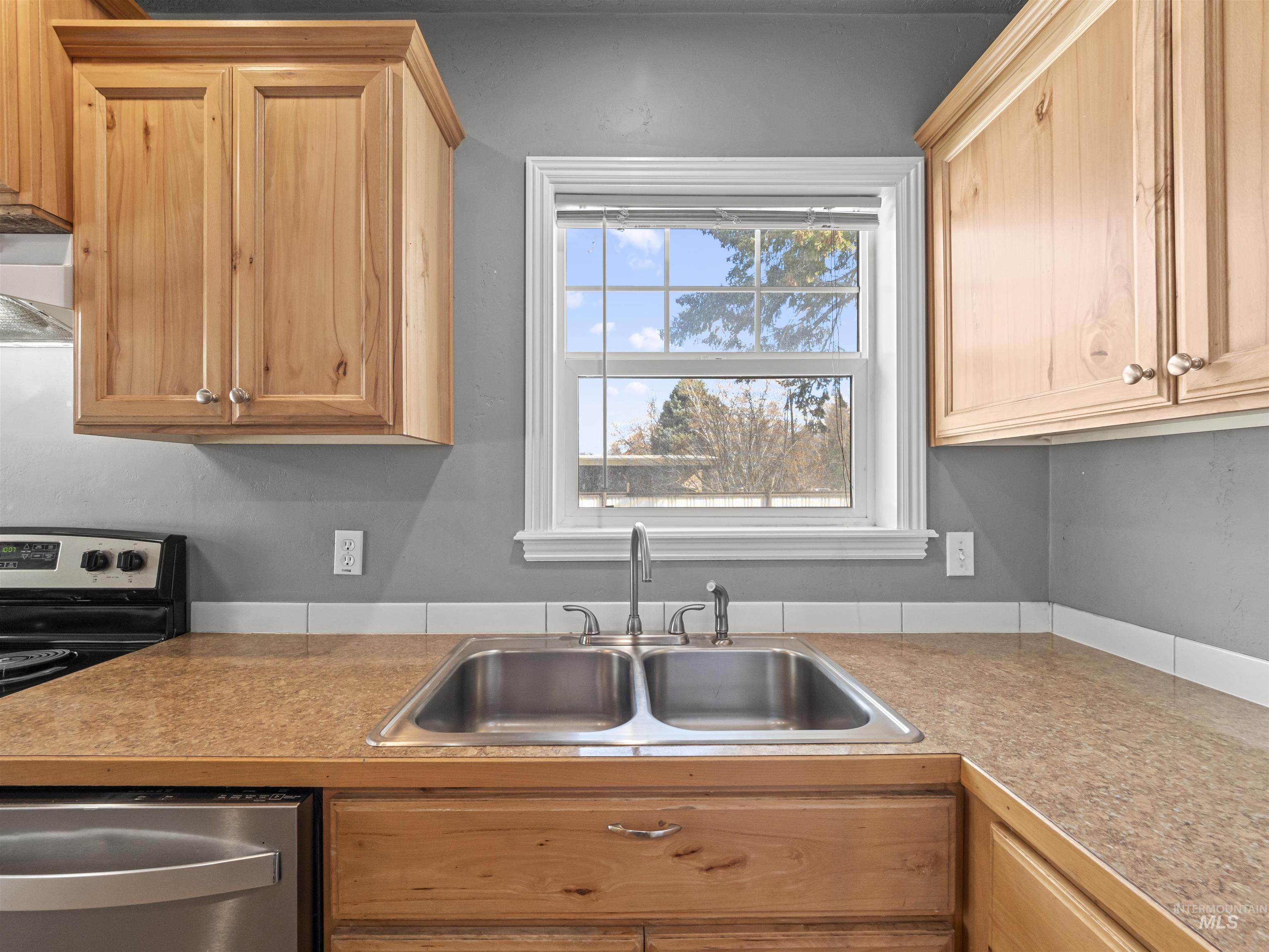 3500 W Overland Rd, Boise, Idaho 83705, 3 Bedrooms, 2 Bathrooms, Residential Income For Sale, Price $569,900,MLS 98977167