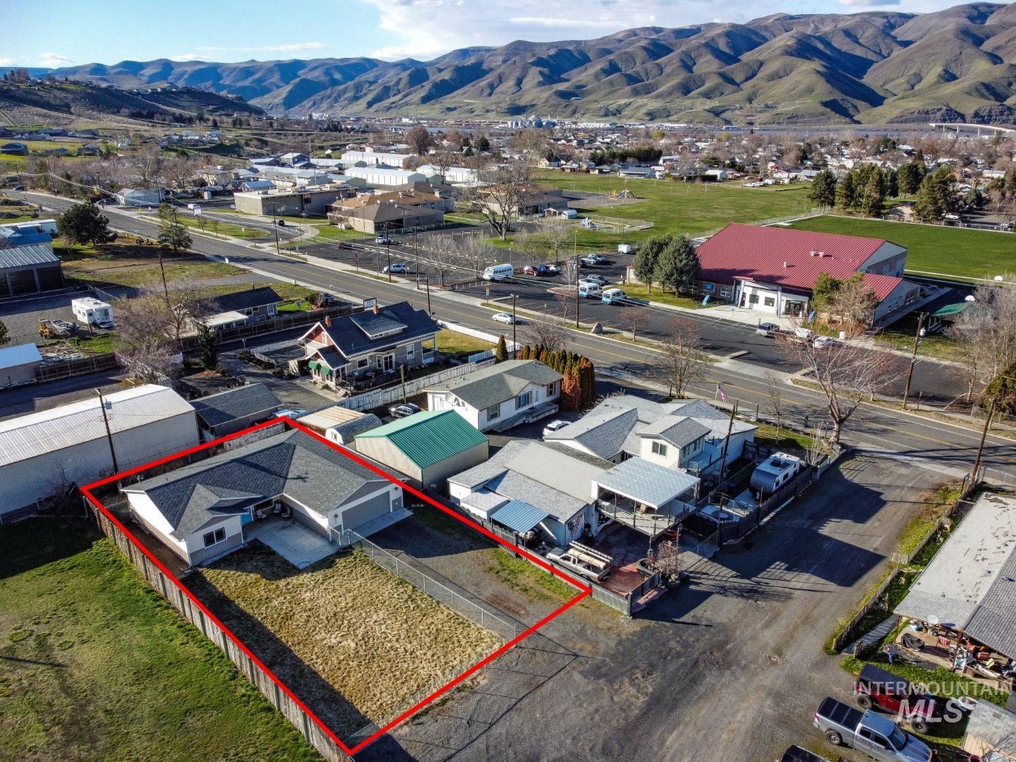 1409 Highland Ave, Clarkston, Washington 99403, 3 Bedrooms, 2 Bathrooms, Residential For Sale, Price $289,000,MLS 98977172