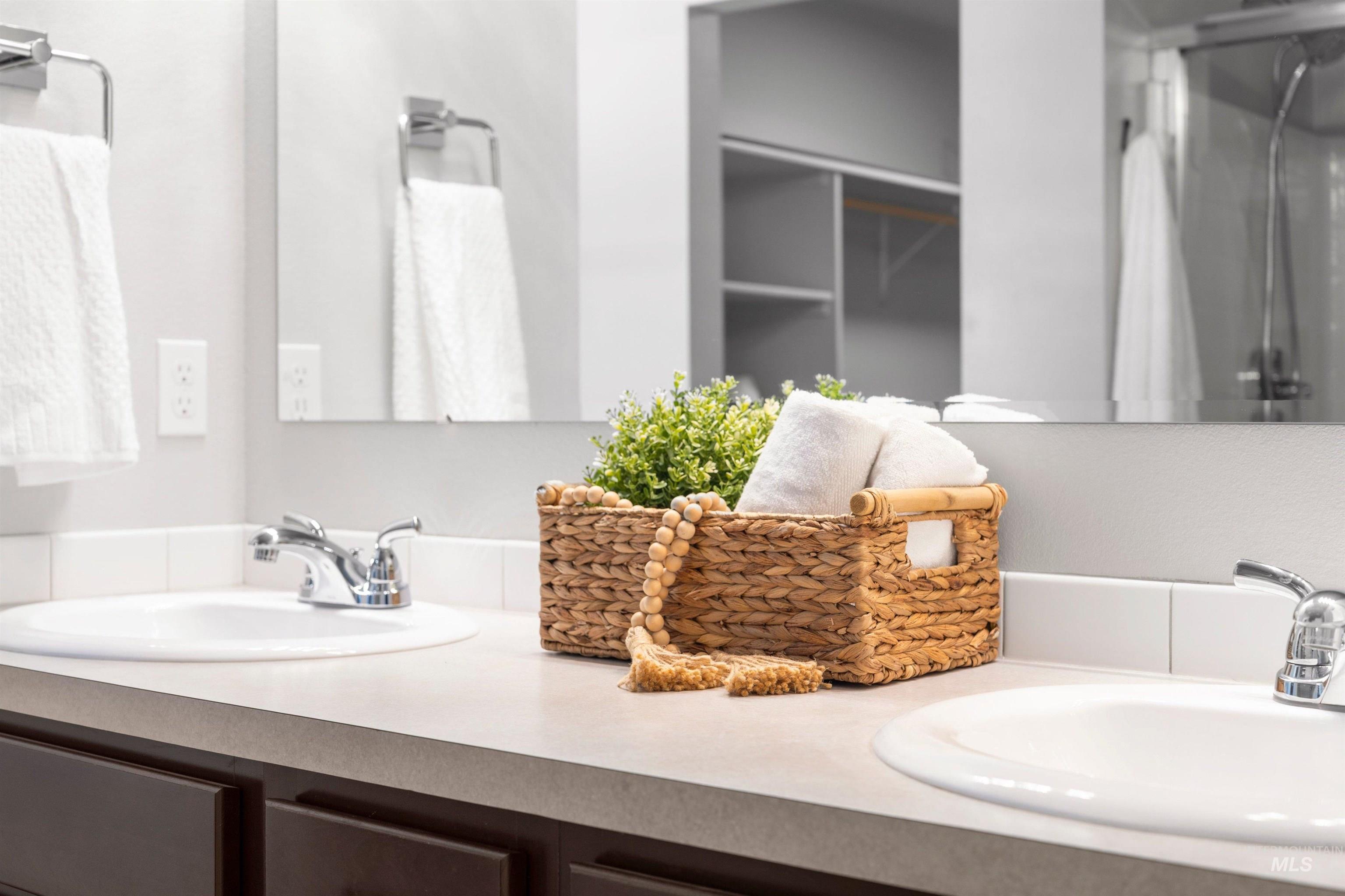 1122 N Madagascar Avenue, Star, Idaho 83669-6271, 4 Bedrooms, 2 Bathrooms, Residential For Sale, Price $495,000,MLS 98977183