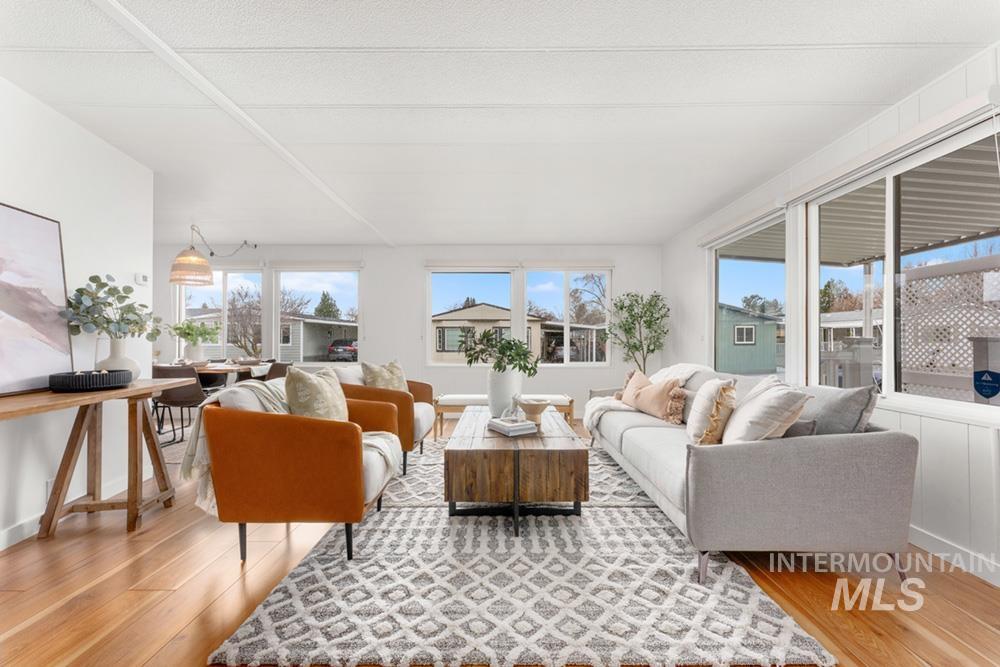 9390 W Ustick Rd, Boise, Idaho 83704, 3 Bedrooms, 2 Bathrooms, Residential For Sale, Price $199,000,MLS 98977188