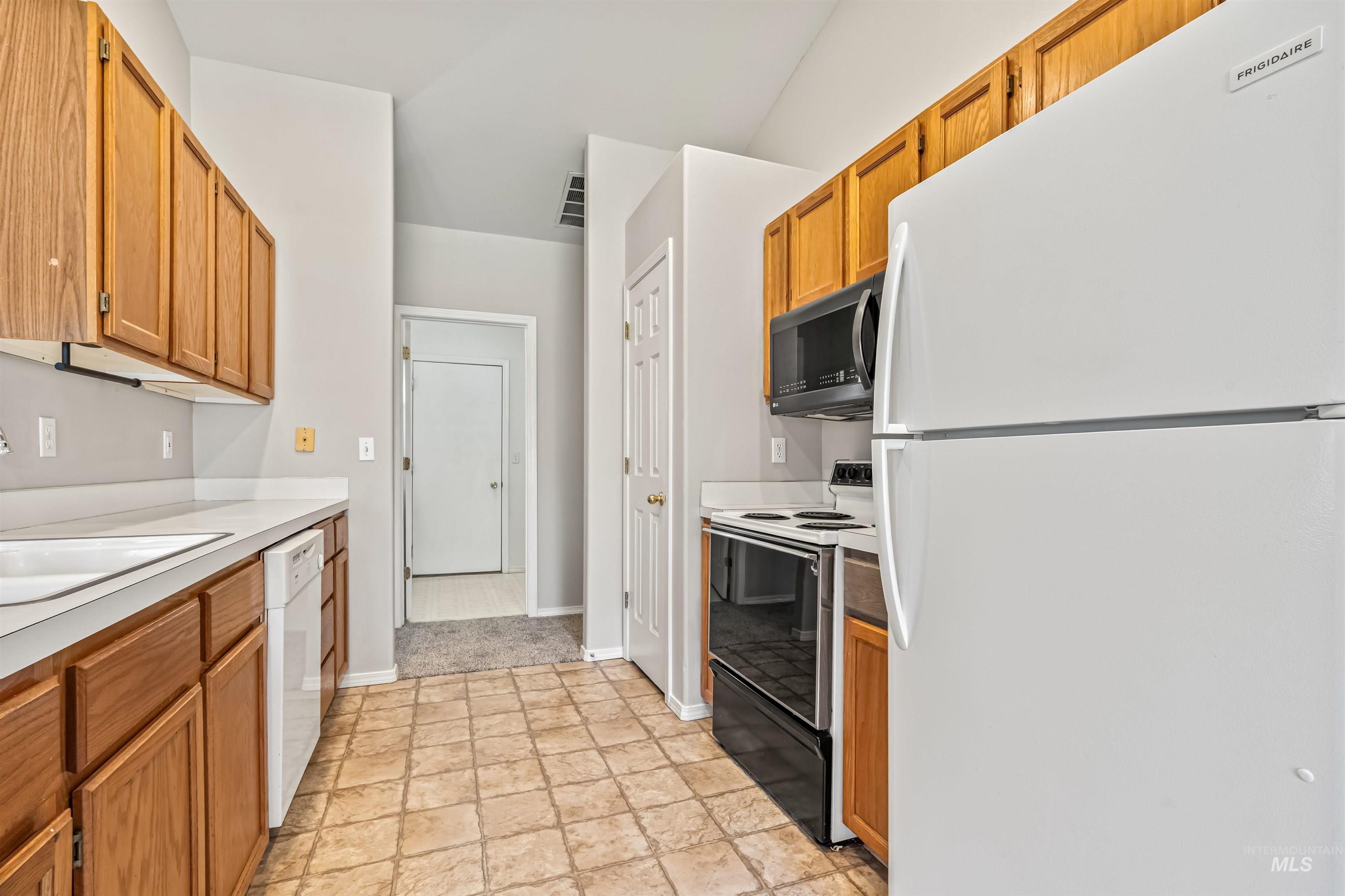 6988 W Tamarindo Ct., Boise, Idaho 83714, 3 Bedrooms, 2 Bathrooms, Residential For Sale, Price $449,000,MLS 98977224