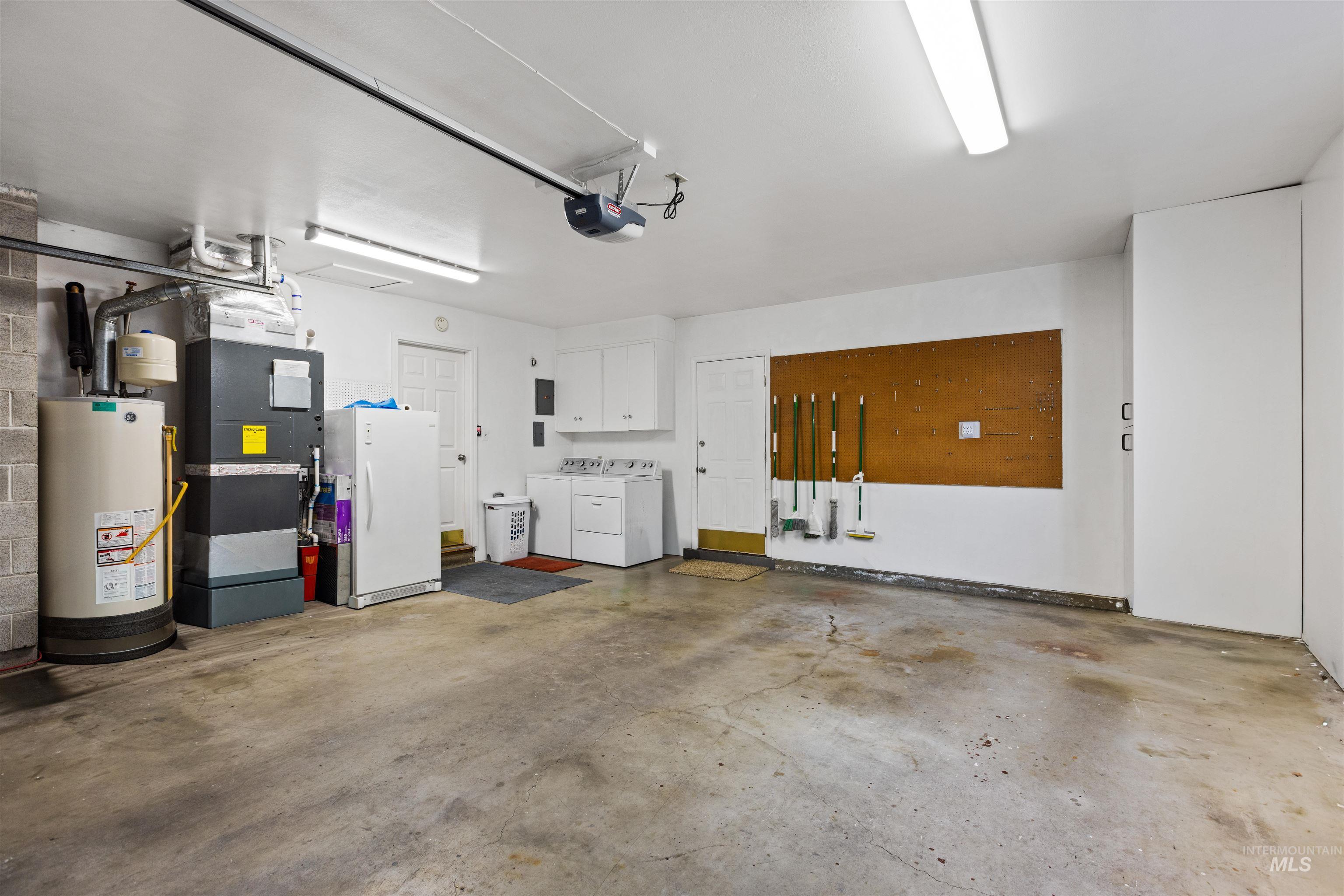 3304 S Illinois Ave, Caldwell, Idaho 83605, 3 Bedrooms, 2 Bathrooms, Residential For Sale, Price $385,000,MLS 98977233