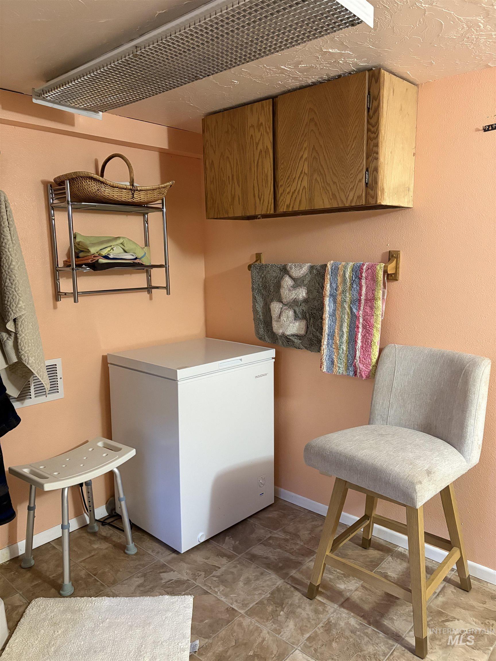 2068 Sherry Ln, Twin Falls, Idaho 83301, 4 Bedrooms, 2 Bathrooms, Residential For Sale, Price $360,000,MLS 98977237