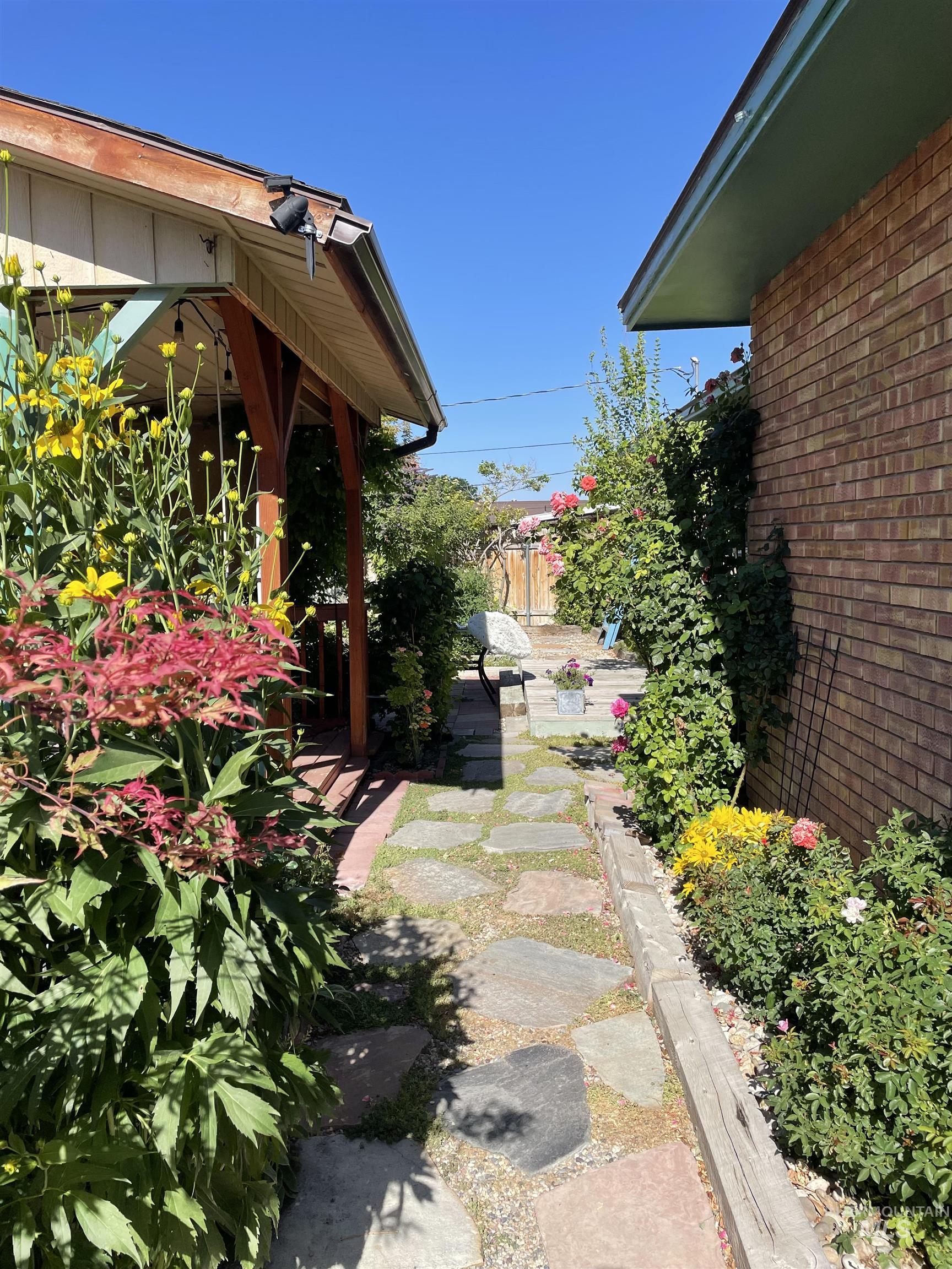 2068 Sherry Ln, Twin Falls, Idaho 83301, 4 Bedrooms, 2 Bathrooms, Residential For Sale, Price $360,000,MLS 98977237