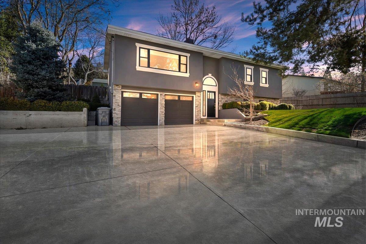 5320 W Hill Rd, Boise, Idaho 83703, 4 Bedrooms, 2.5 Bathrooms, Residential For Sale, Price $619,000,MLS 98977238