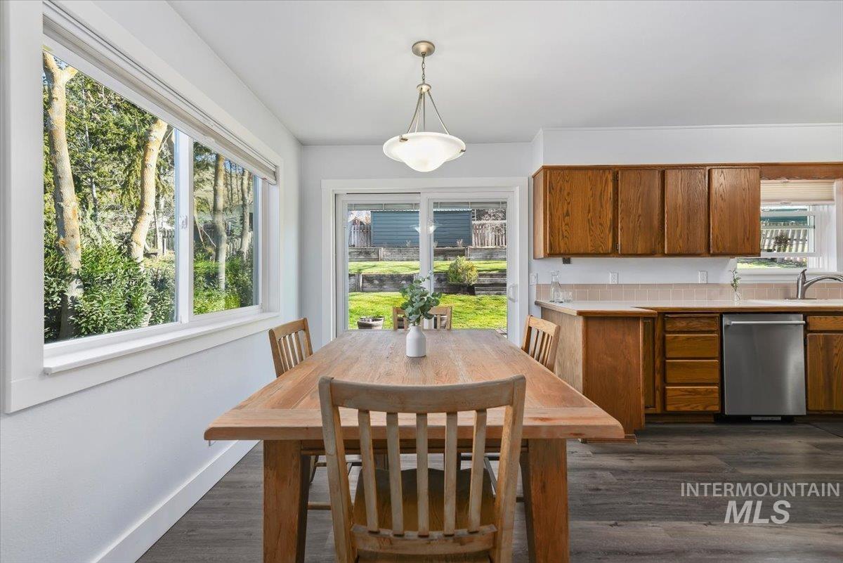 5320 W Hill Rd, Boise, Idaho 83703, 4 Bedrooms, 2.5 Bathrooms, Residential For Sale, Price $619,000,MLS 98977238