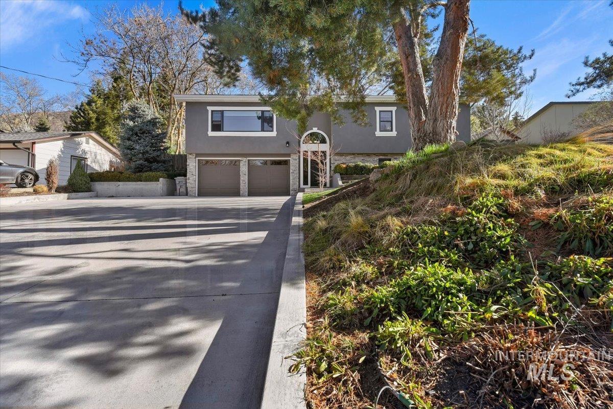 5320 W Hill Rd, Boise, Idaho 83703, 4 Bedrooms, 2.5 Bathrooms, Residential For Sale, Price $619,000,MLS 98977238