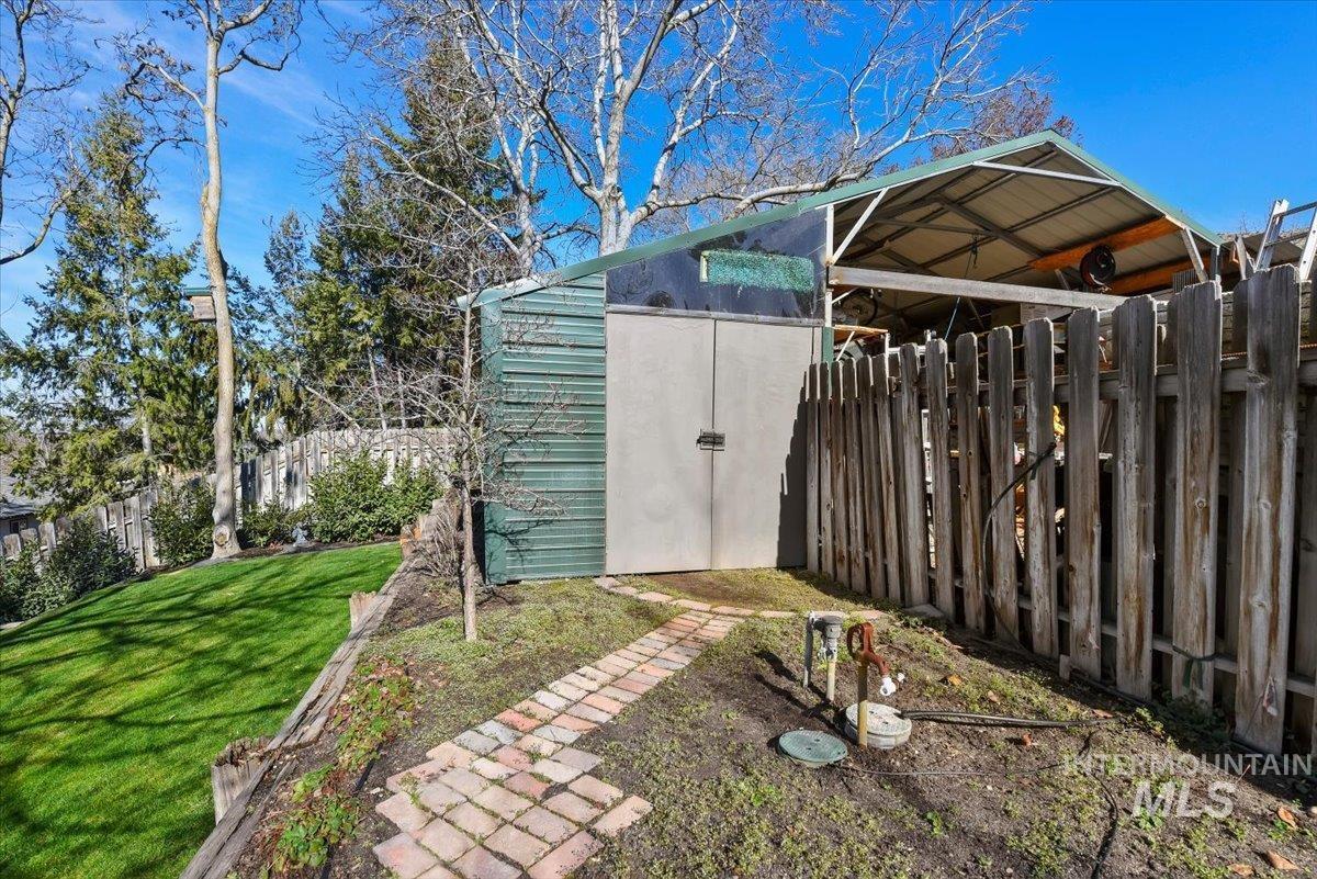 5320 W Hill Rd, Boise, Idaho 83703, 4 Bedrooms, 2.5 Bathrooms, Residential For Sale, Price $619,000,MLS 98977238