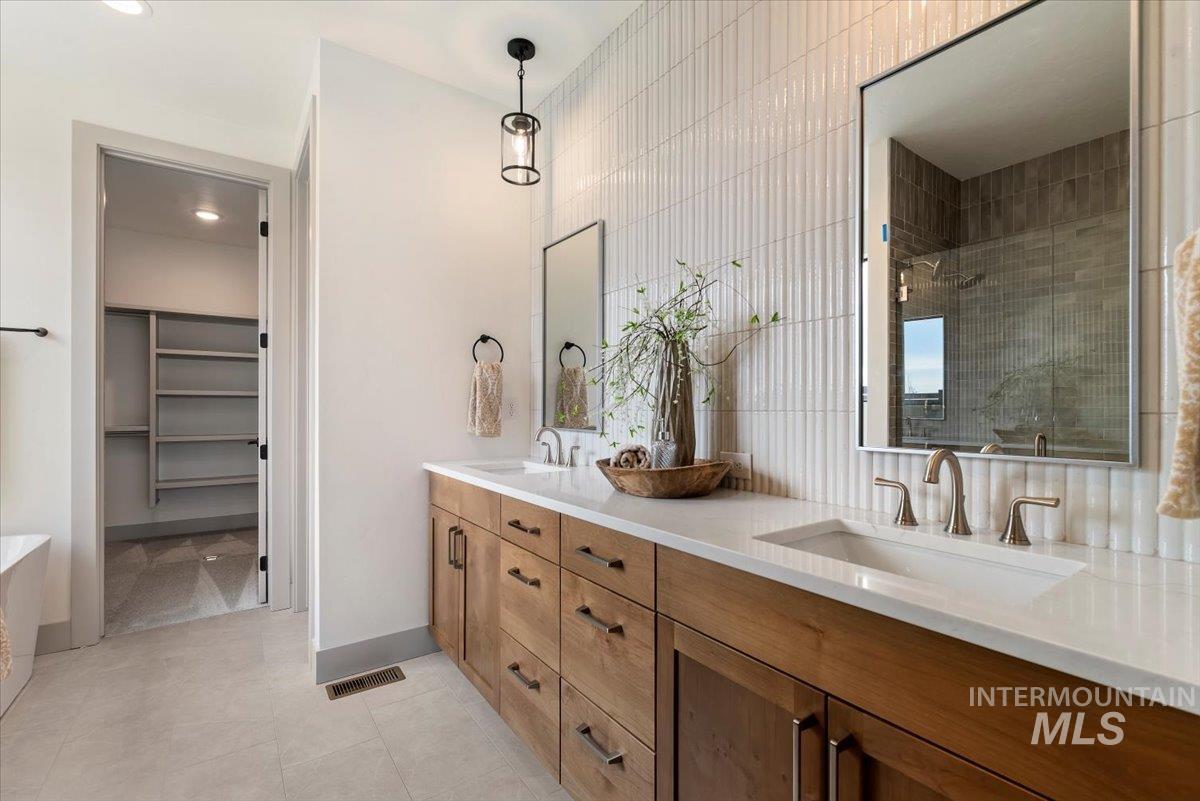 6360 W Largo Dr, Eagle, Idaho 83616, 5 Bedrooms, 2.5 Bathrooms, Residential For Sale, Price $778,000,MLS 98977247