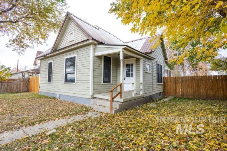 622 W Commercial St, Weiser, Idaho 83672, 2 Bedrooms, 1 Bathroom, Residential For Sale, Price $204,000,MLS 98977279