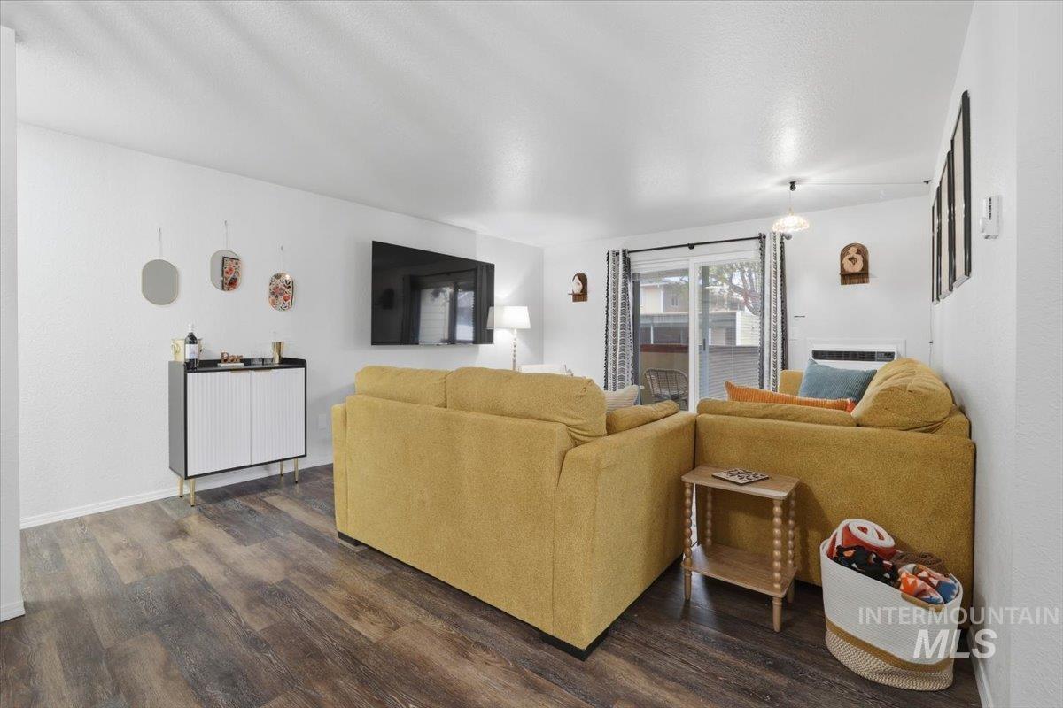 6926 W Colehaven Ln, Boise, Idaho 83704, 2 Bedrooms, 1 Bathroom, Residential For Sale, Price $275,000, 98977298