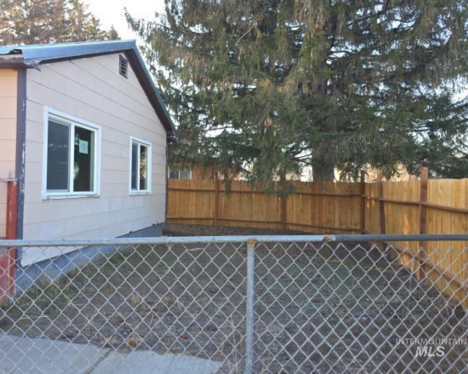 620 S Fillmore St, Jerome, Idaho 83338, 2 Bedrooms, 1 Bathroom, Residential For Sale, Price $160,000,MLS 98977306