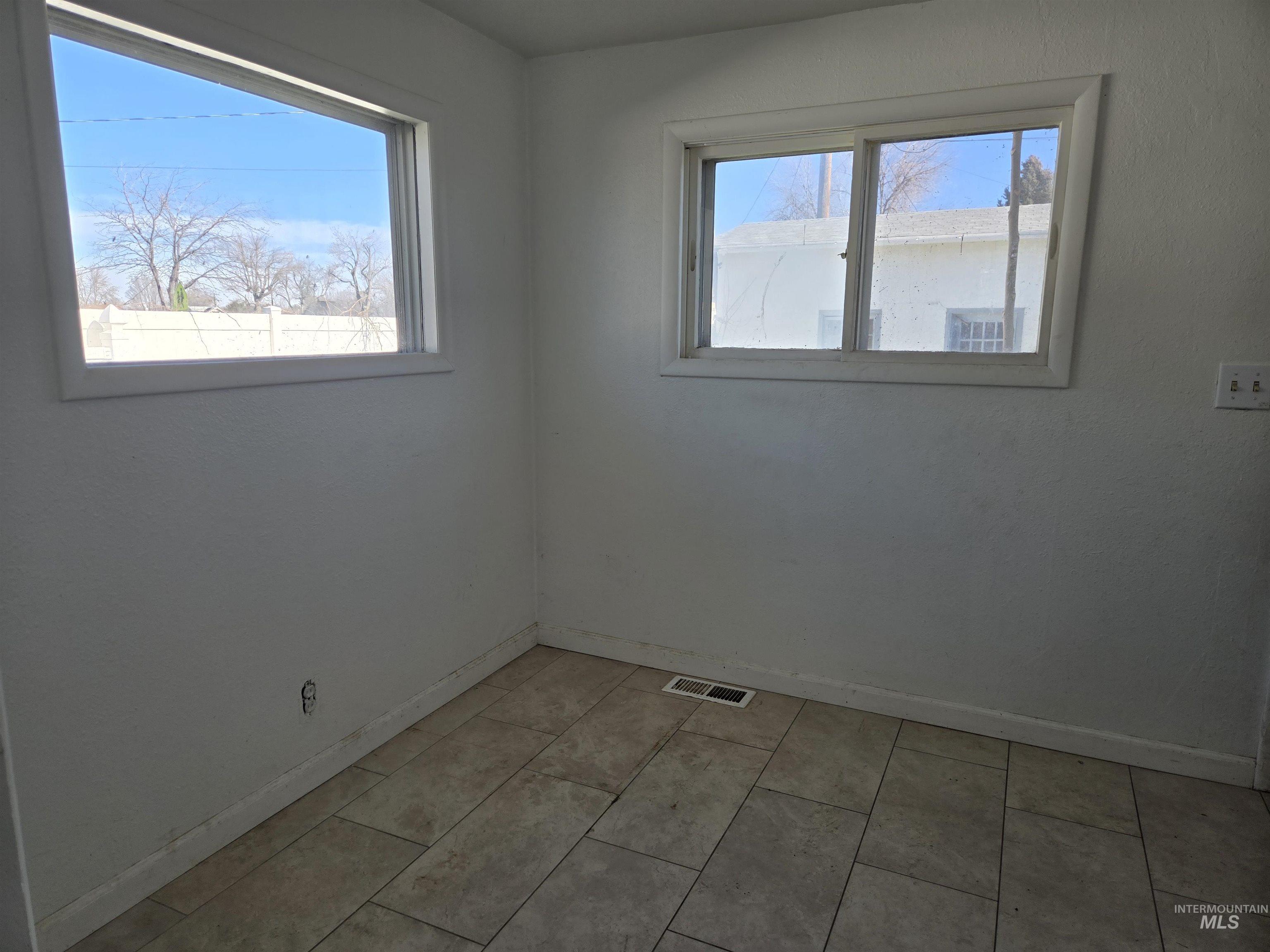 711 E 2nd Ave, Twin Falls, Idaho 83301, 2 Bedrooms, 2 Bathrooms, Residential For Sale, Price $219,000,MLS 98977319