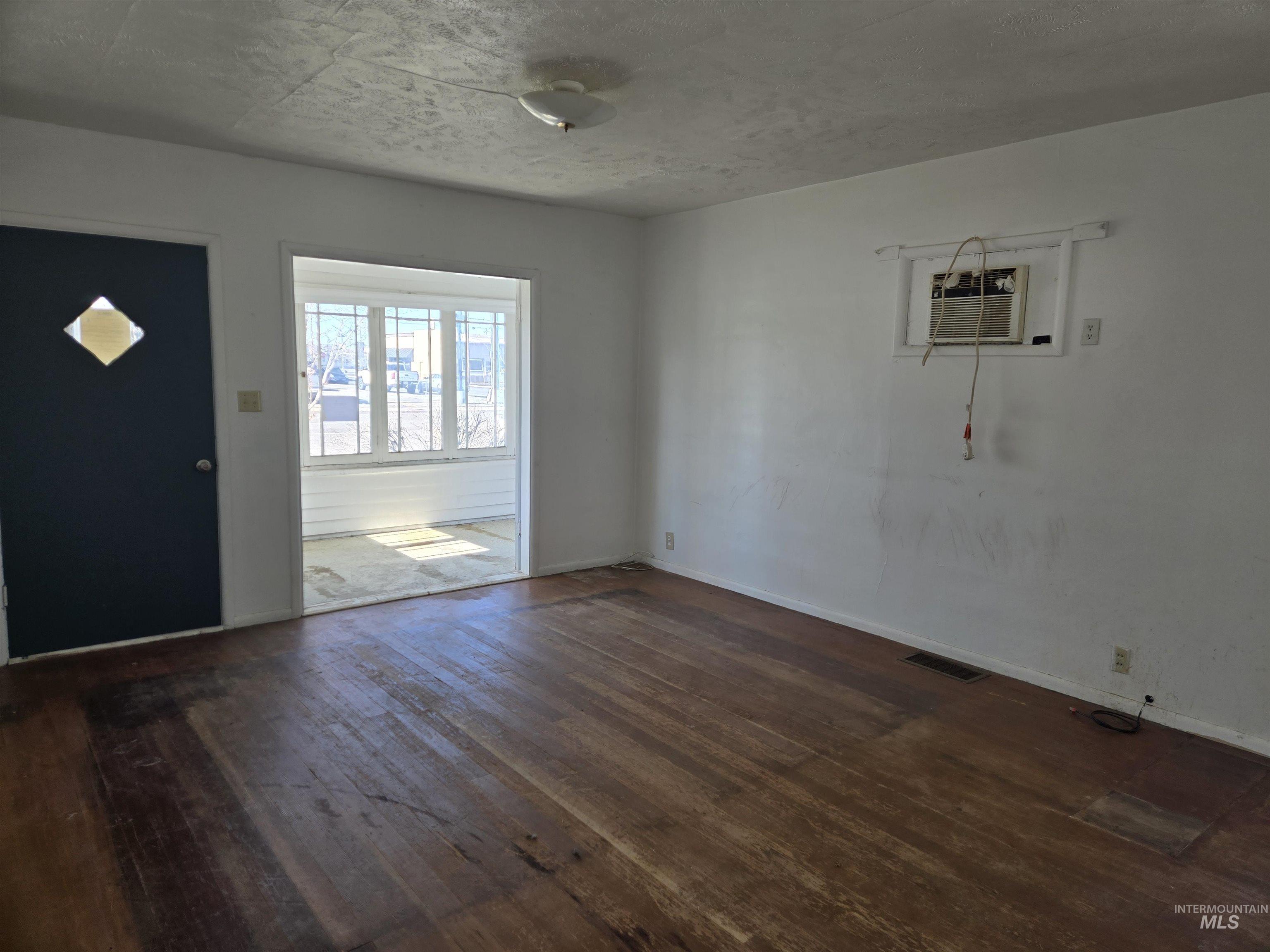 711 E 2nd Ave, Twin Falls, Idaho 83301, 2 Bedrooms, 2 Bathrooms, Residential For Sale, Price $219,000,MLS 98977319