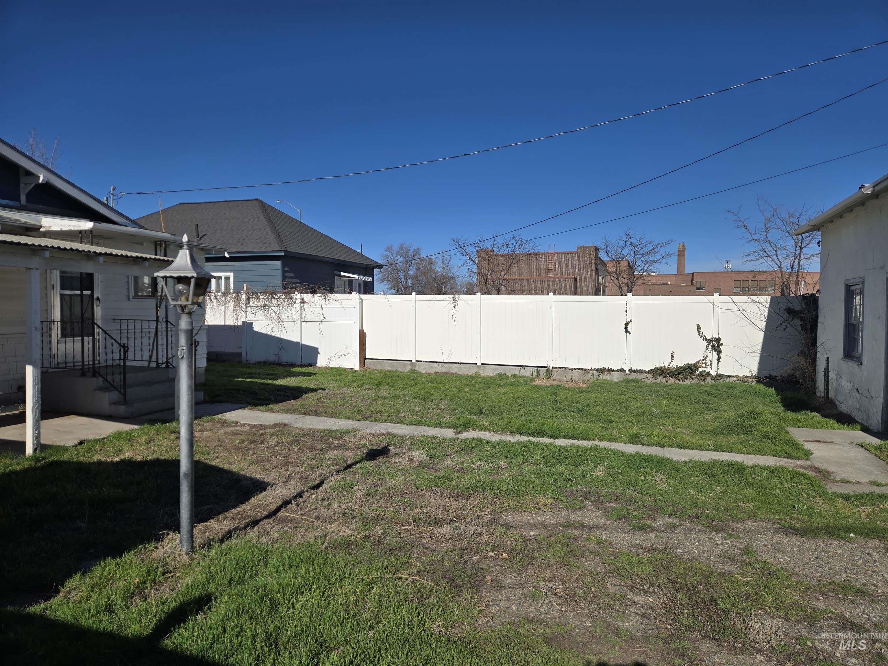 711 E 2nd Ave, Twin Falls, Idaho 83301, 2 Bedrooms, 2 Bathrooms, Residential For Sale, Price $219,000,MLS 98977319