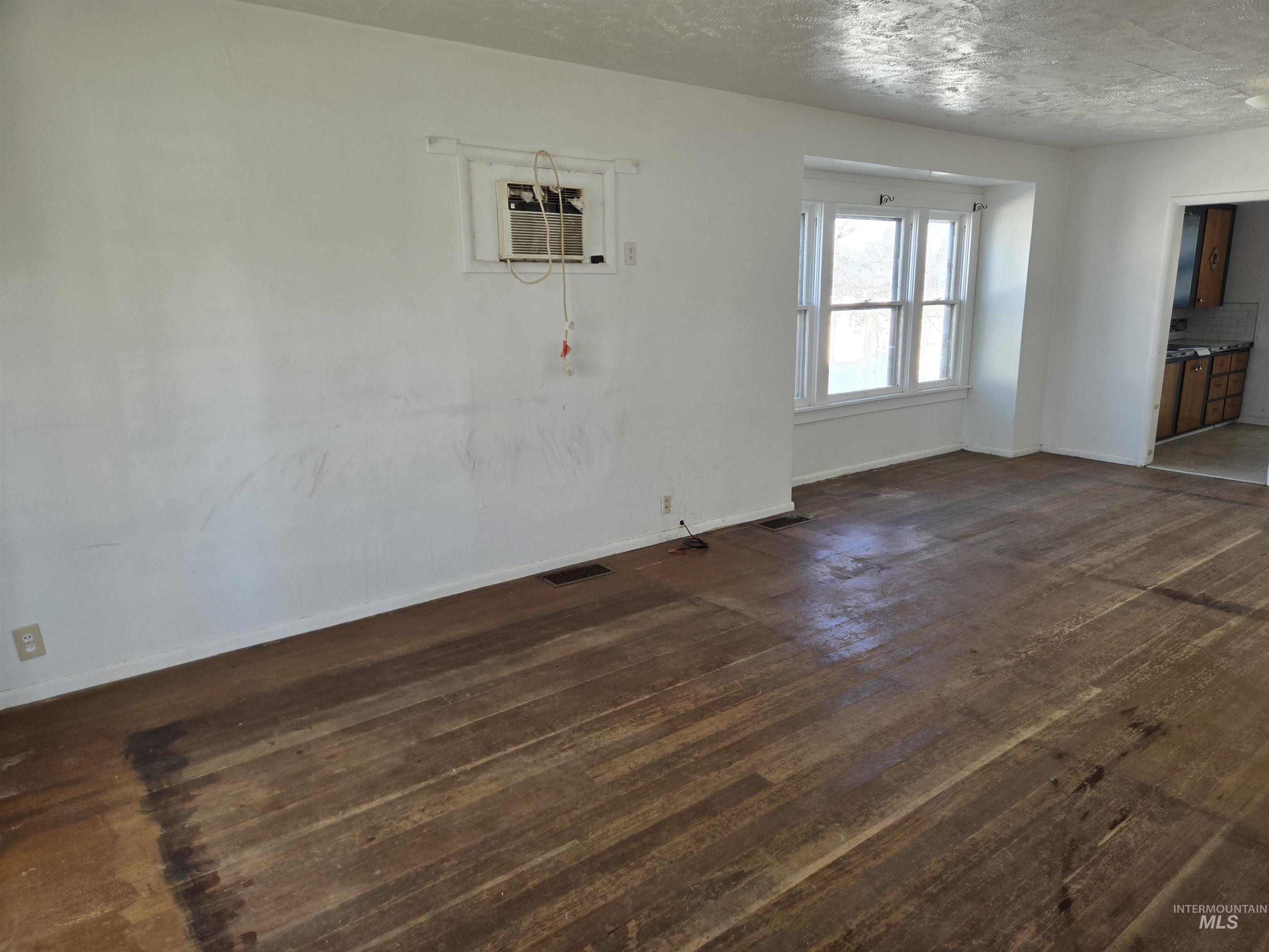 711 E 2nd Ave, Twin Falls, Idaho 83301, 2 Bedrooms, 2 Bathrooms, Residential For Sale, Price $219,000,MLS 98977319