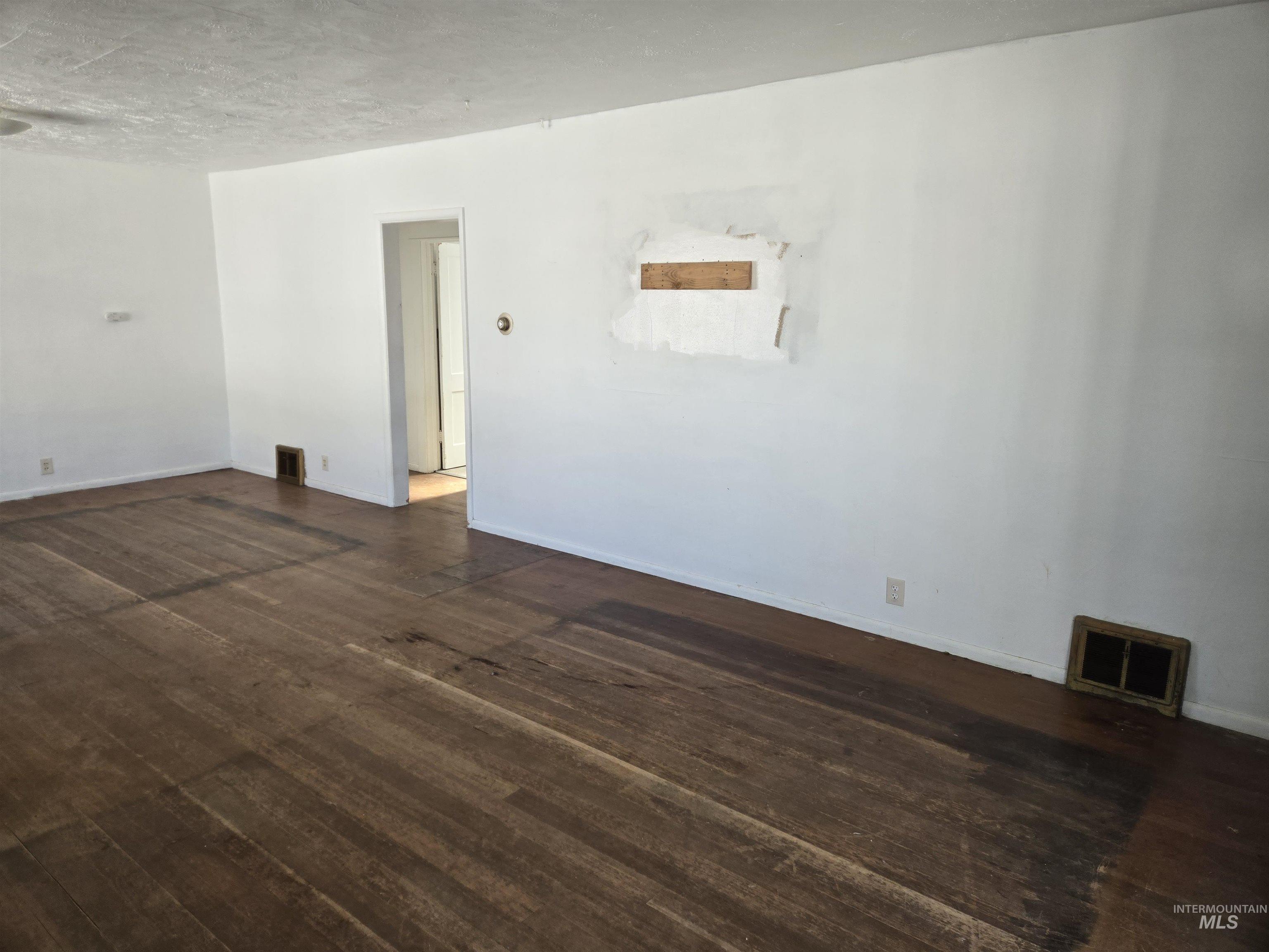 711 E 2nd Ave, Twin Falls, Idaho 83301, 2 Bedrooms, 2 Bathrooms, Residential For Sale, Price $219,000,MLS 98977319