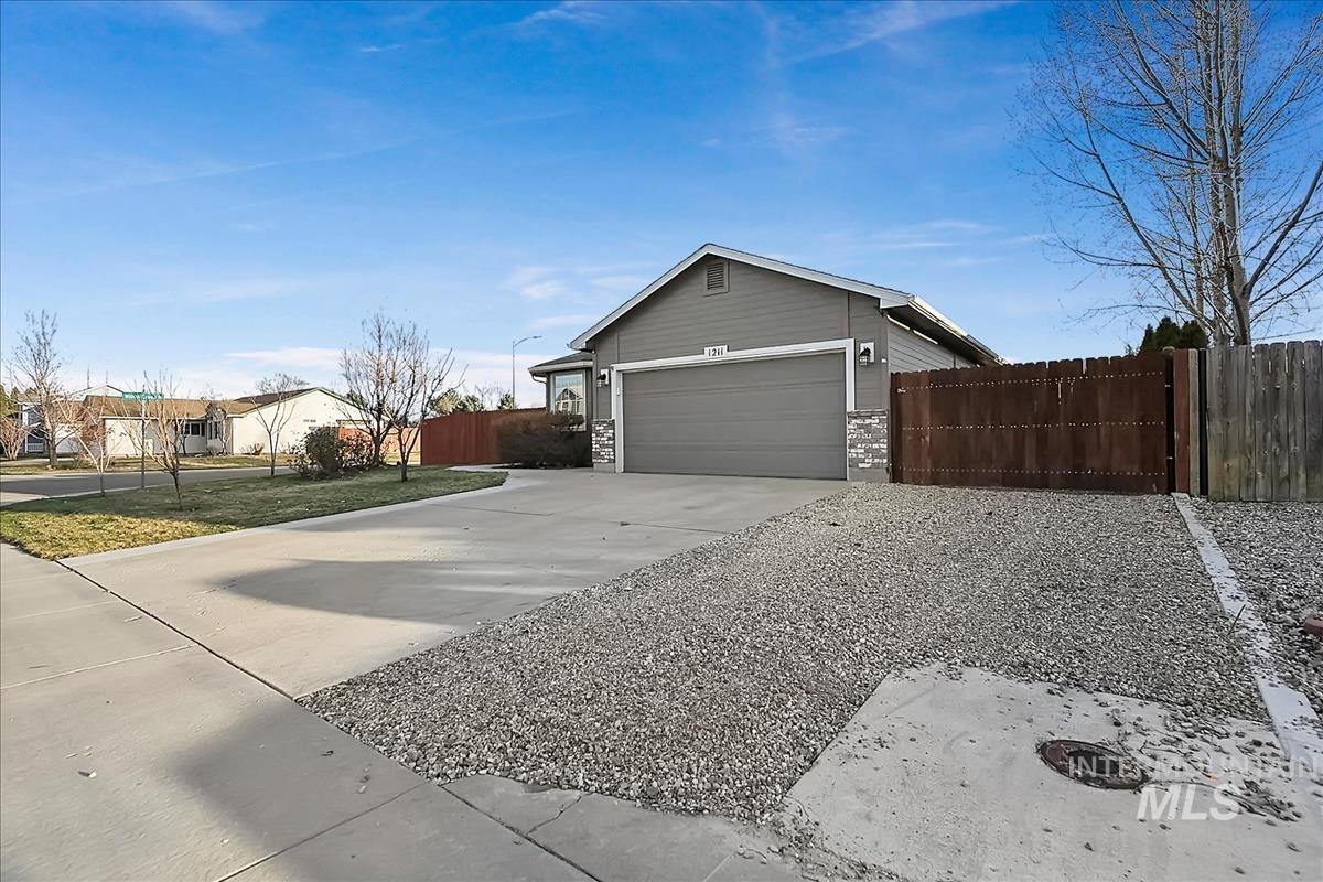 1211 W Hawaii Ave, Nampa, Idaho 83686, 3 Bedrooms, 2 Bathrooms, Residential For Sale, Price $369,900, 98977339