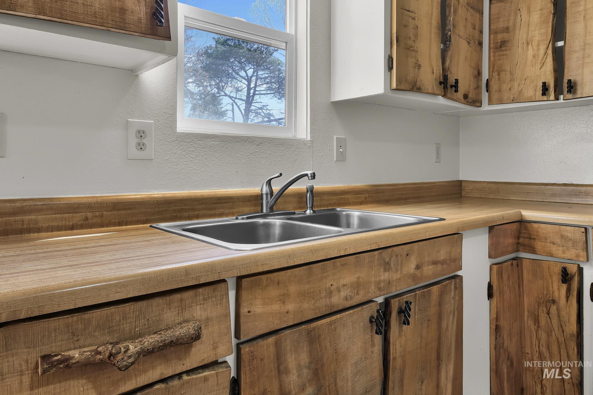 816 S Wardwell Ave, Emmett, Idaho 83617, 5 Bedrooms, 2 Bathrooms, Residential For Sale, Price $349,900,MLS 98977342