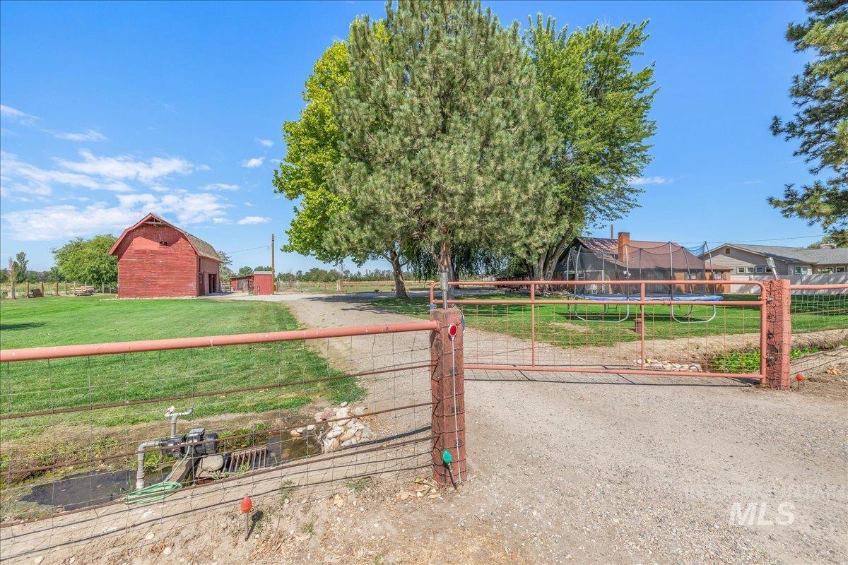 2525 S Johns Avenue, Emmett, Idaho 83617, 3 Bedrooms, 2 Bathrooms, Residential For Sale, Price $650,000, 98977343