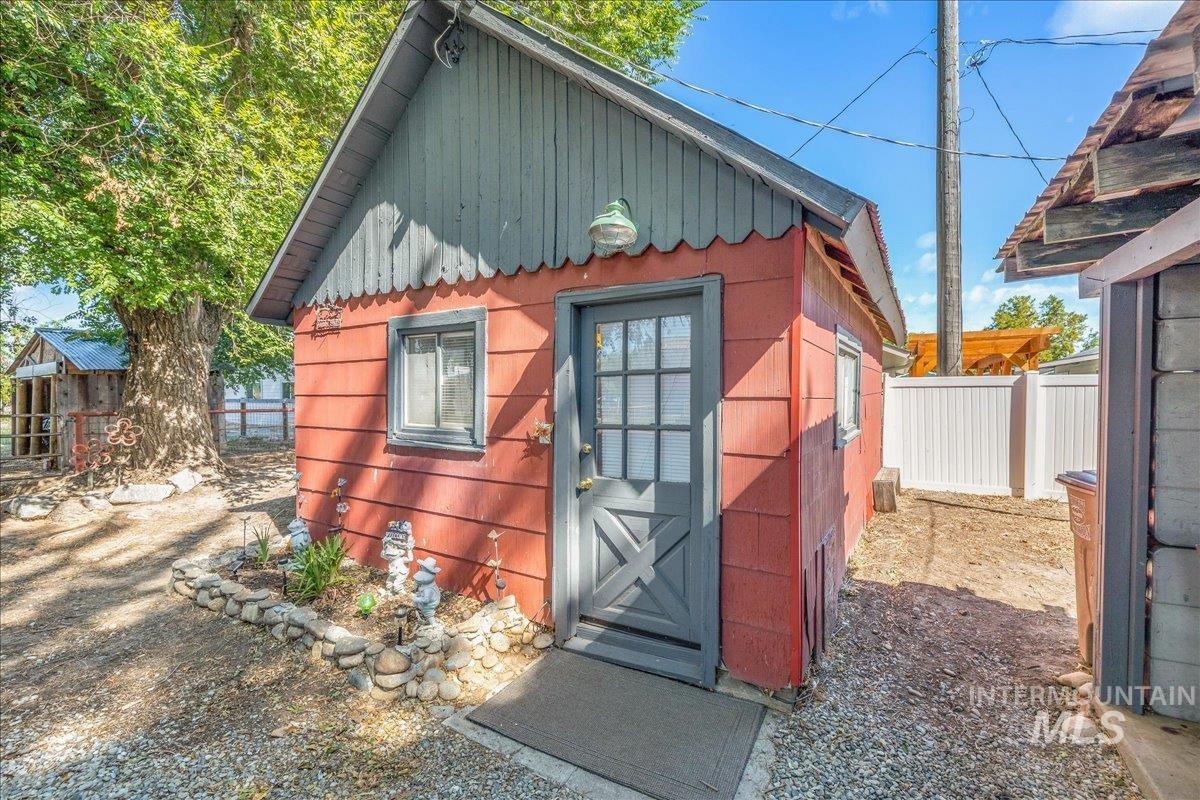 2525 S Johns Avenue, Emmett, Idaho 83617, 3 Bedrooms, 2 Bathrooms, Residential For Sale, Price $660,000, 98977343