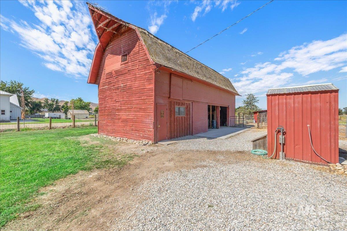 2525 S Johns Avenue, Emmett, Idaho 83617, 3 Bedrooms, 2 Bathrooms, Residential For Sale, Price $660,000, 98977343