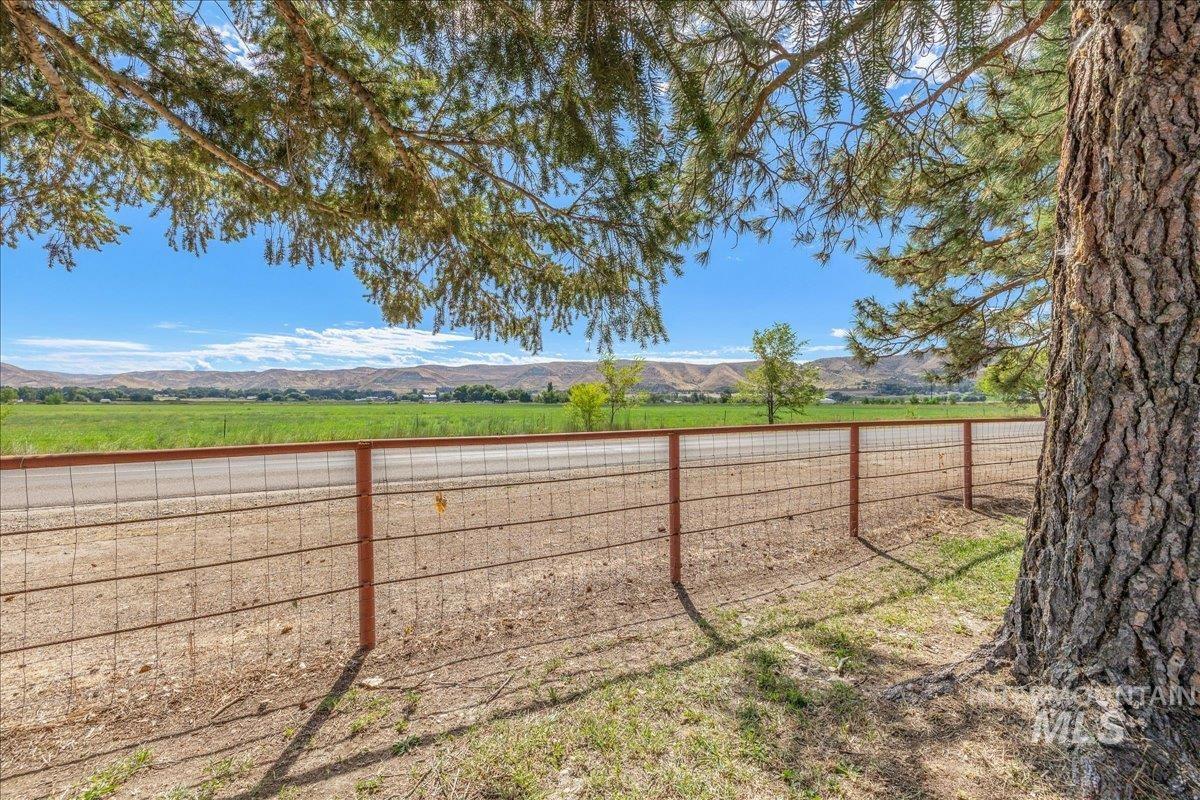 2525 S Johns Avenue, Emmett, Idaho 83617, 3 Bedrooms, 2 Bathrooms, Residential For Sale, Price $660,000, 98977343