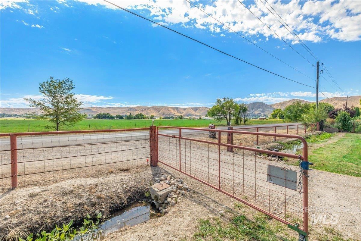 2525 S Johns Avenue, Emmett, Idaho 83617, 3 Bedrooms, 2 Bathrooms, Residential For Sale, Price $660,000, 98977343